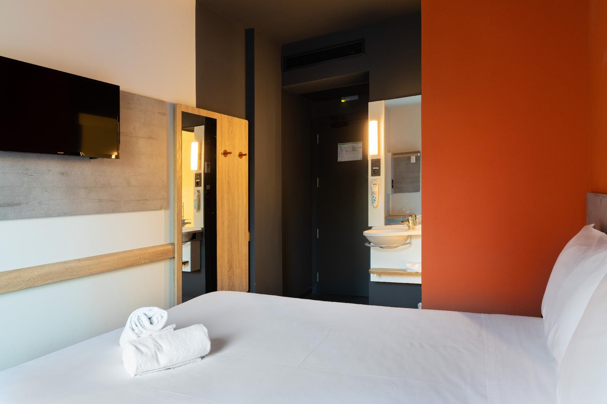 Room with double bed for one person.