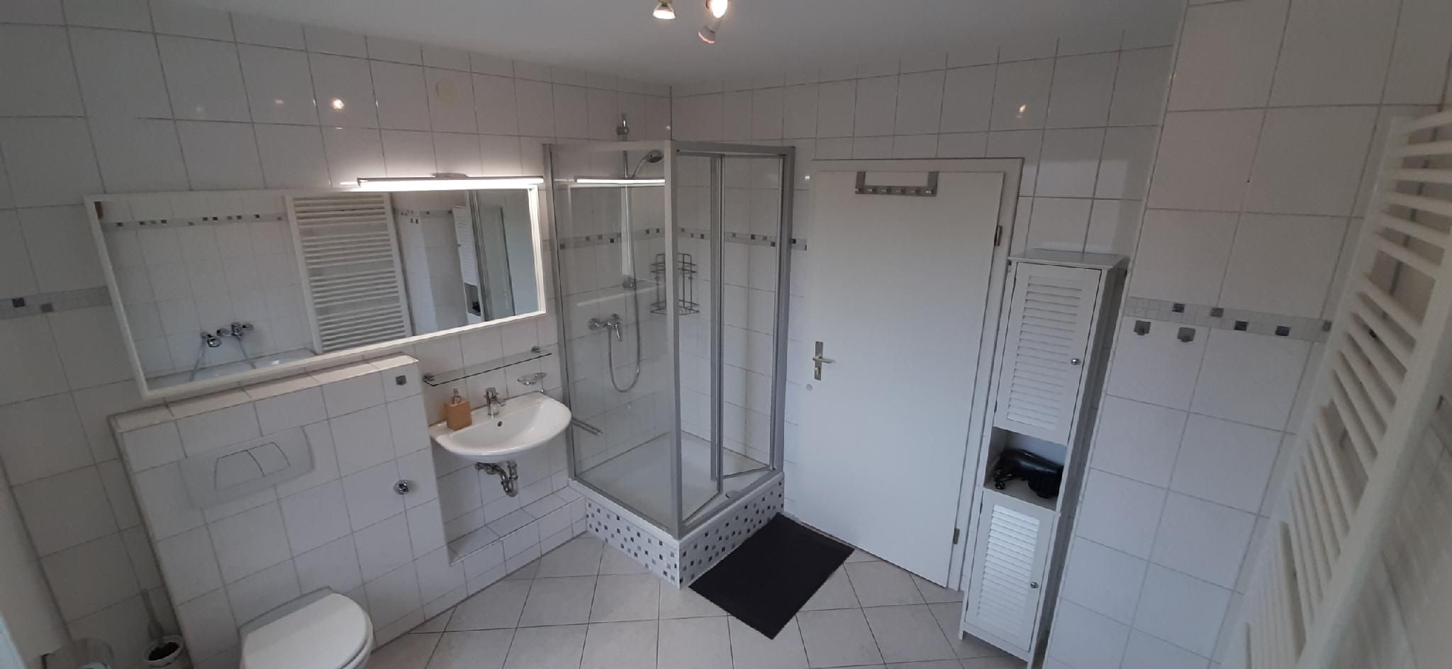 Fewo Reutlingen Heinestrasse OG Apartment-Deluxe-Ensuite Bad-Terrasse-Ferienwohnung 2