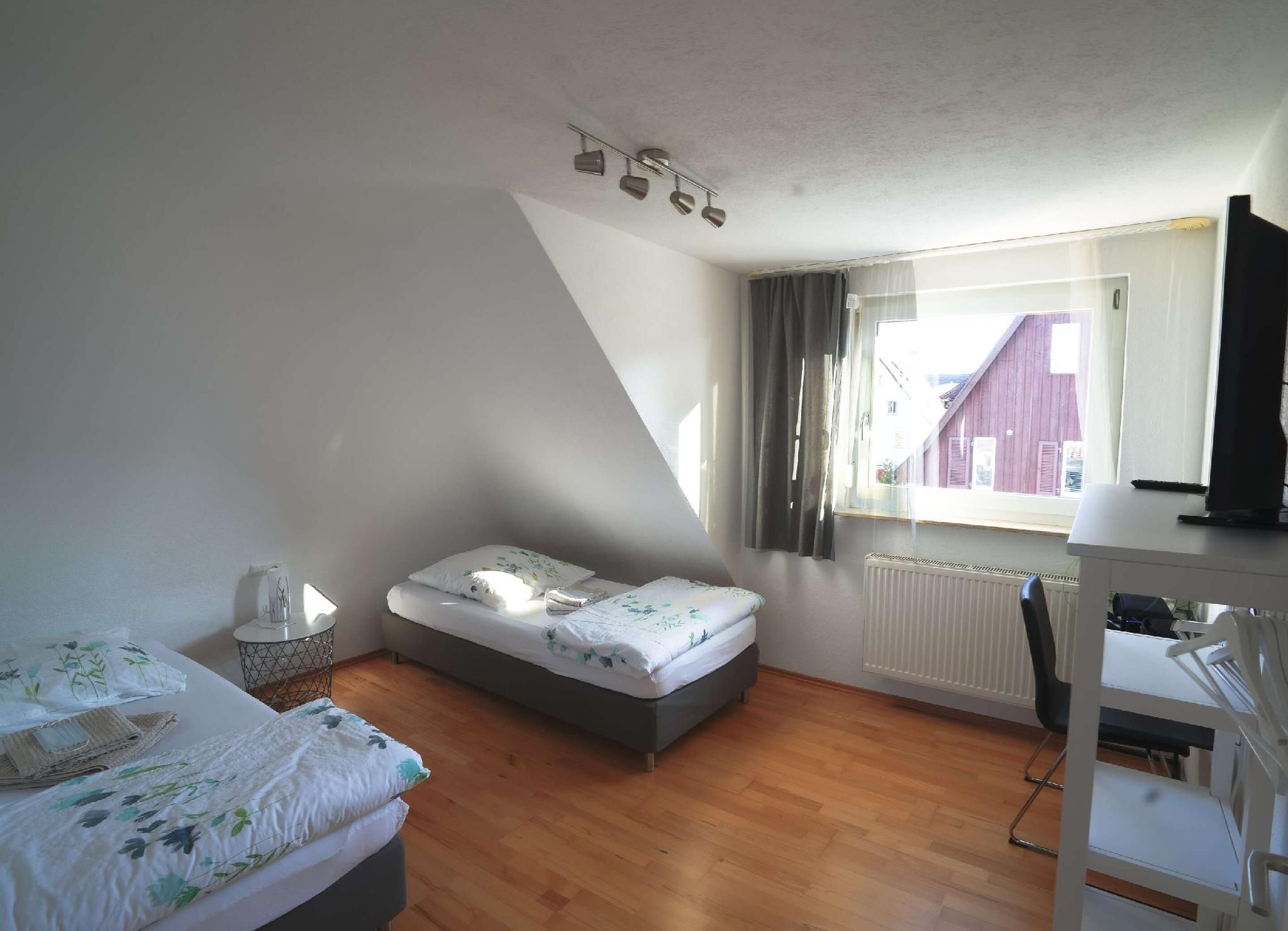 Fewo Reutlingen Heinestrasse OG Apartment-Standard-Eigenes Badezimmer-Stadtblick-dg