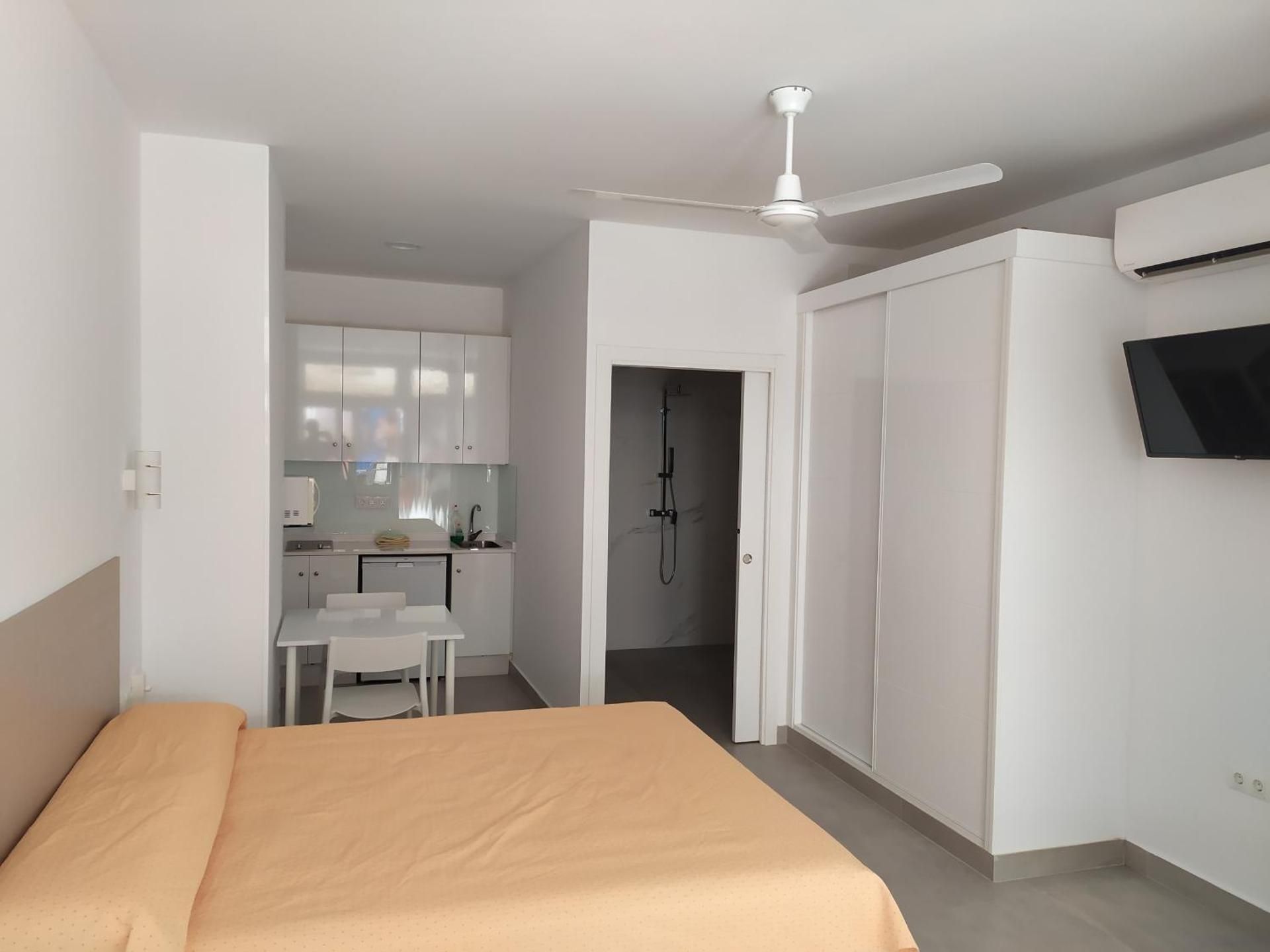 Ground floor Studio with street view - Disability Access