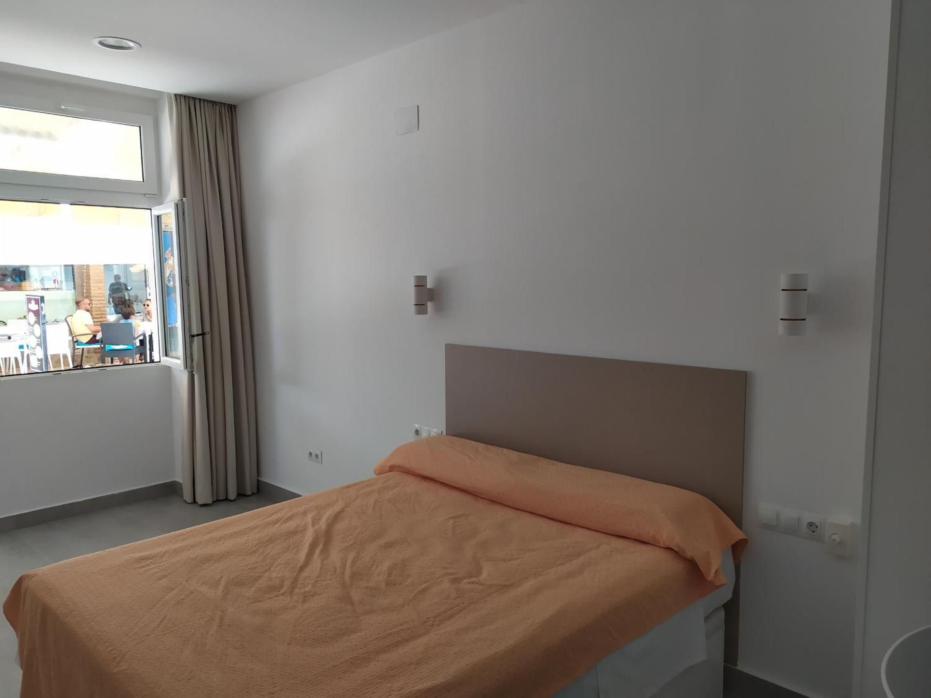 Ground floor Studio with street view - Disability Access