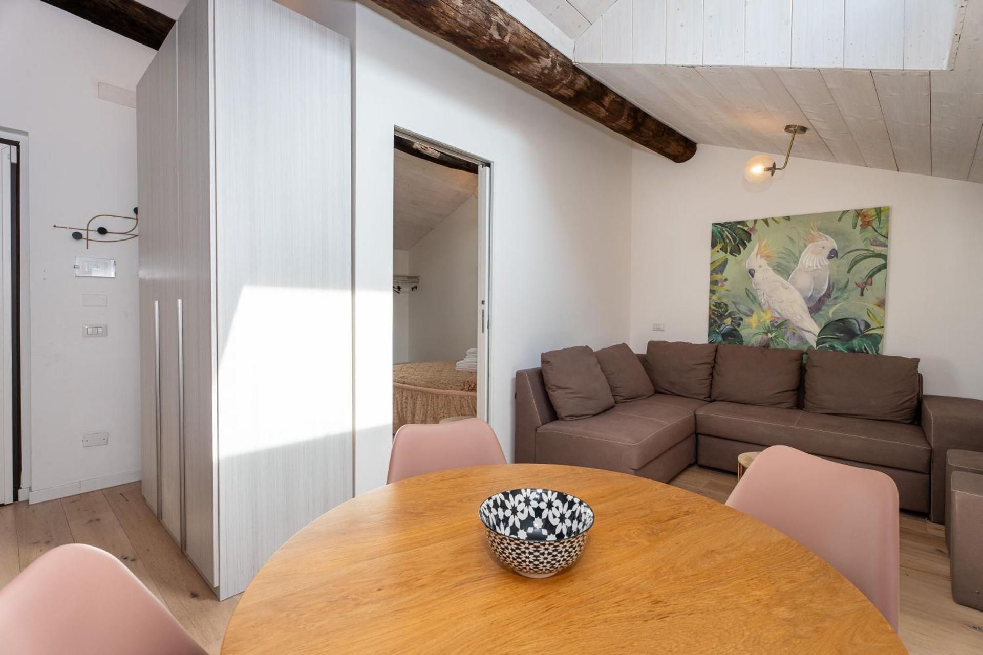 Deluxe One-Bedroom Apartment