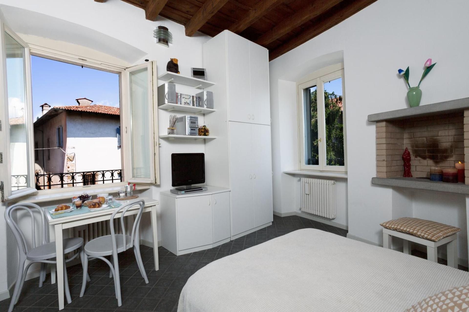 Studio Apartment with One Double Bed - Via Tassis 17
