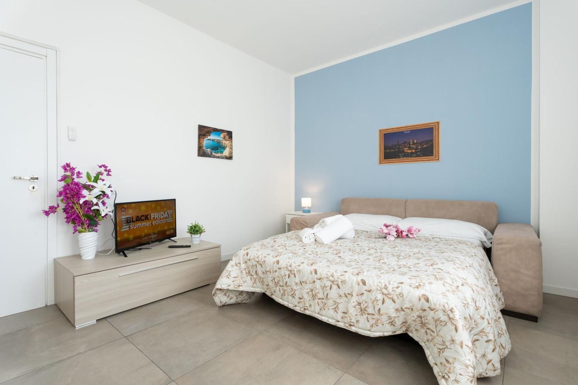 Standard Double Room with Shared Bathroom
