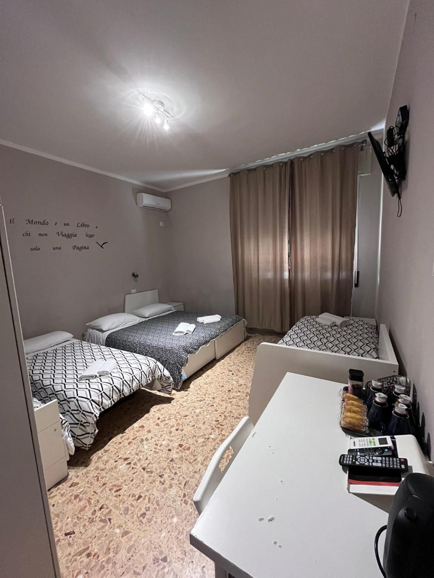 Via Vai Airport Family Room with Private Bathroom