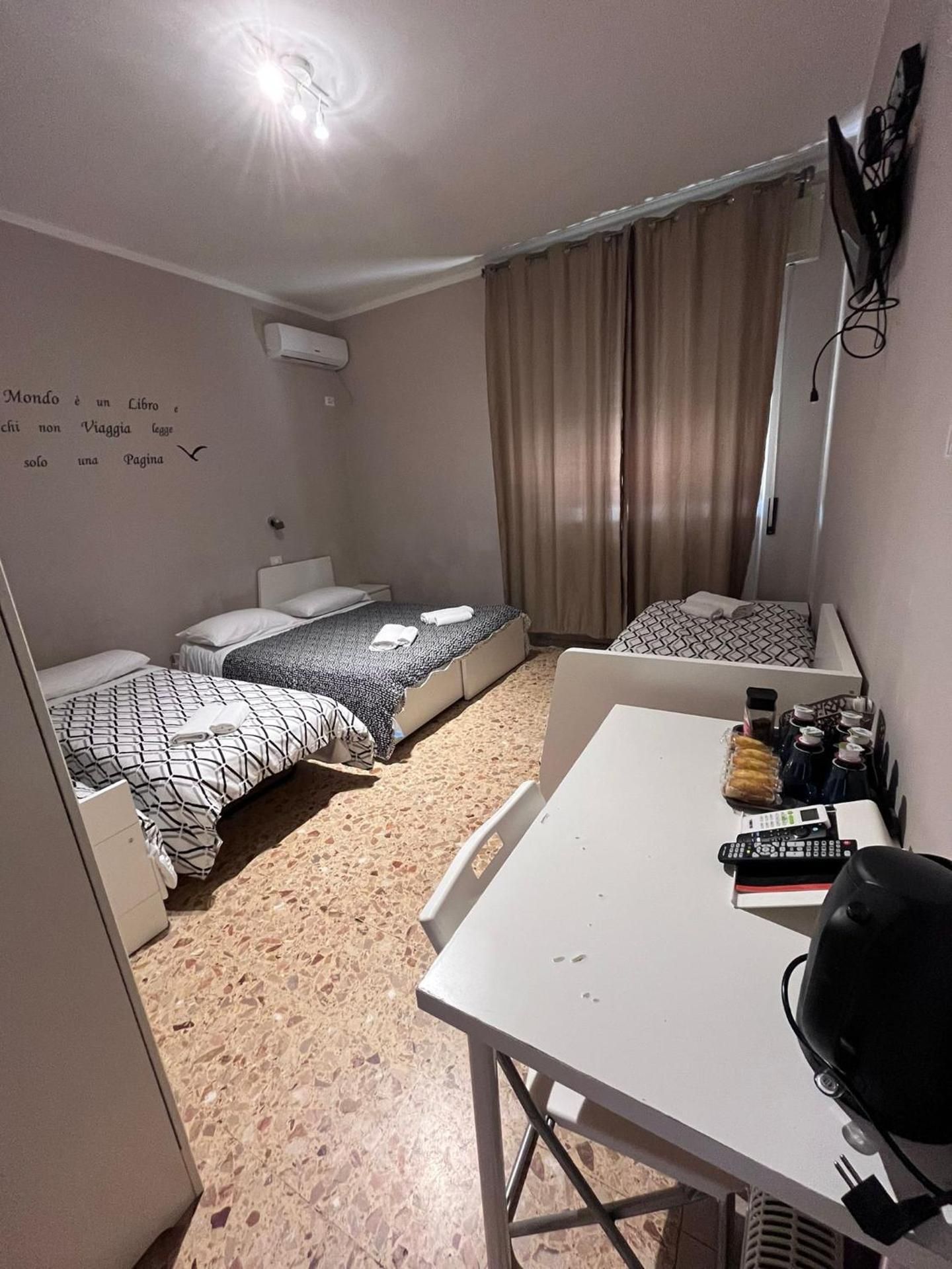 Via Vai Airport Family Room with Private Bathroom 2