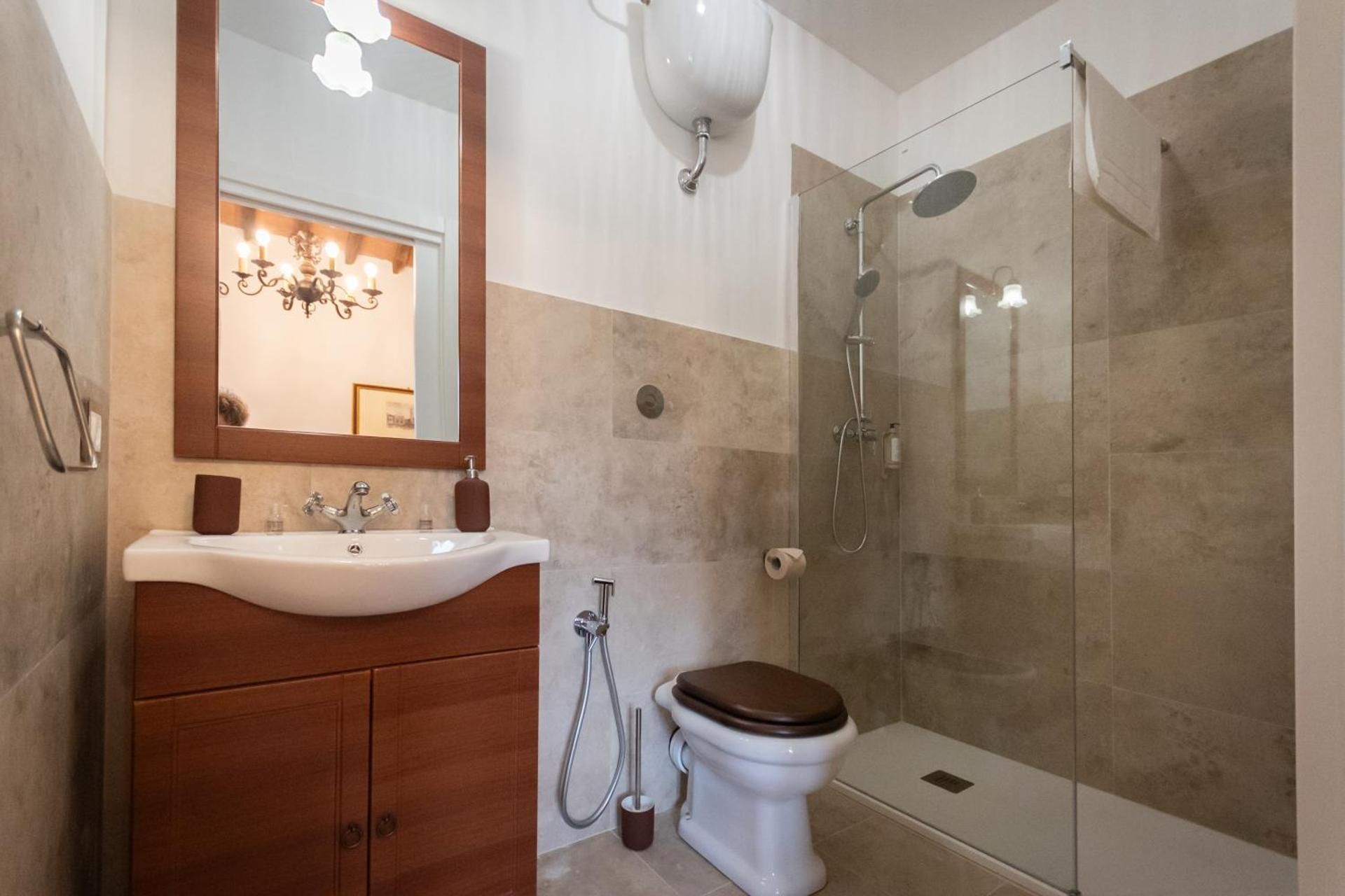 Regina Rooms Pisa Deluxe One-Bedroom Apartment