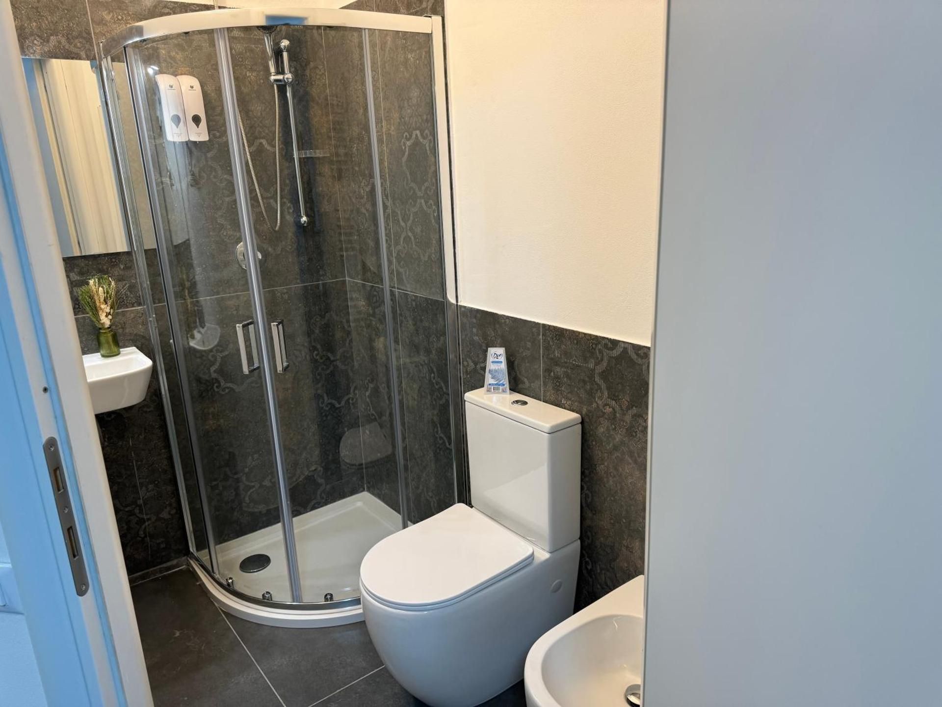 Double Room with Balcony and Private Bathroom