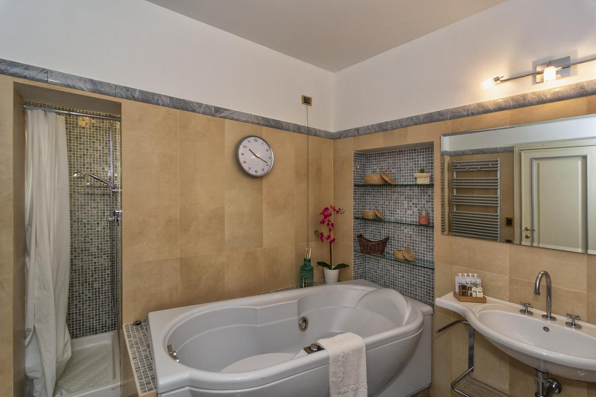 King Room with Spa Bath