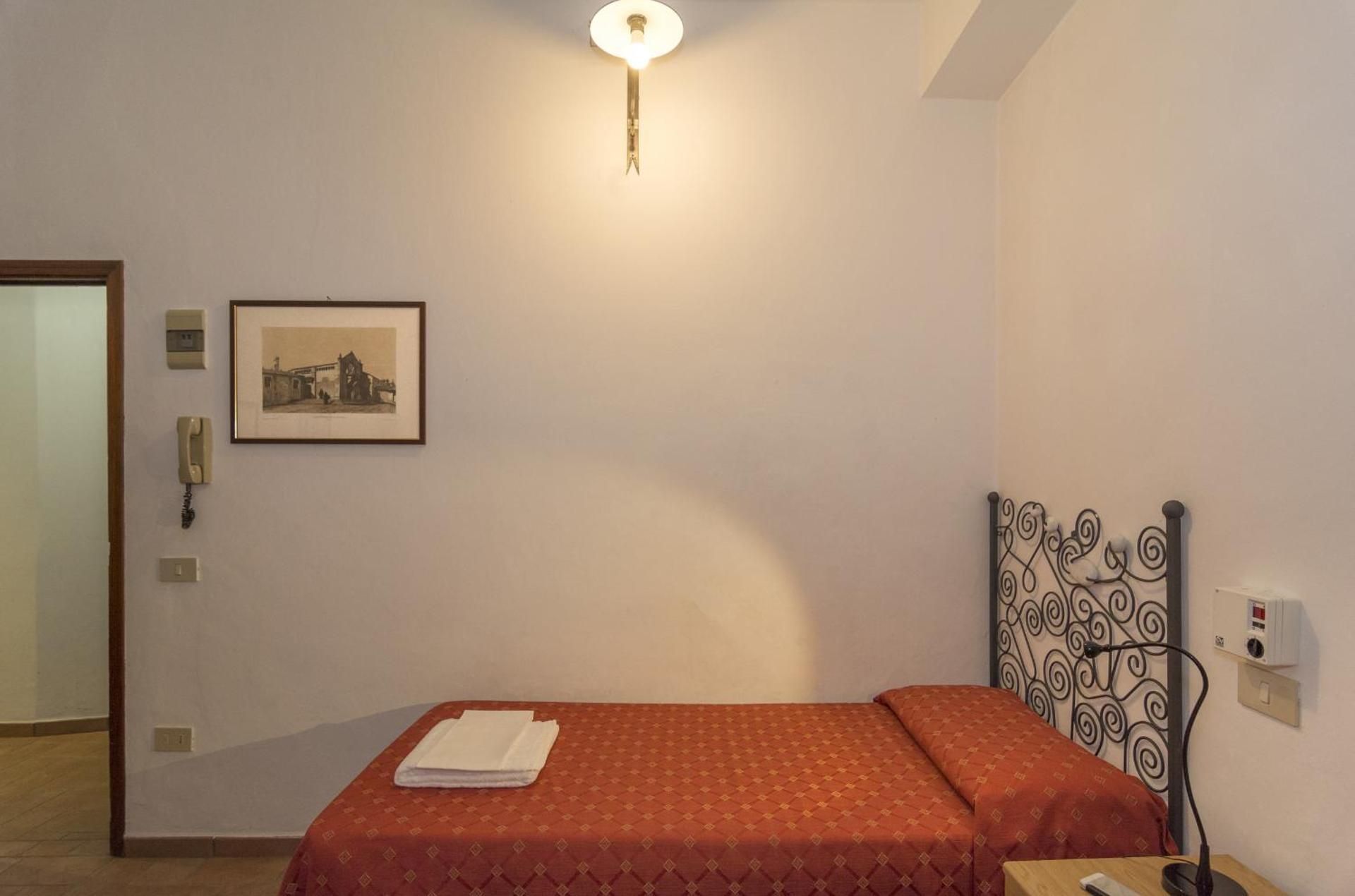 Helvetia Pisa Tower Single Room with Shared Bathroom 3