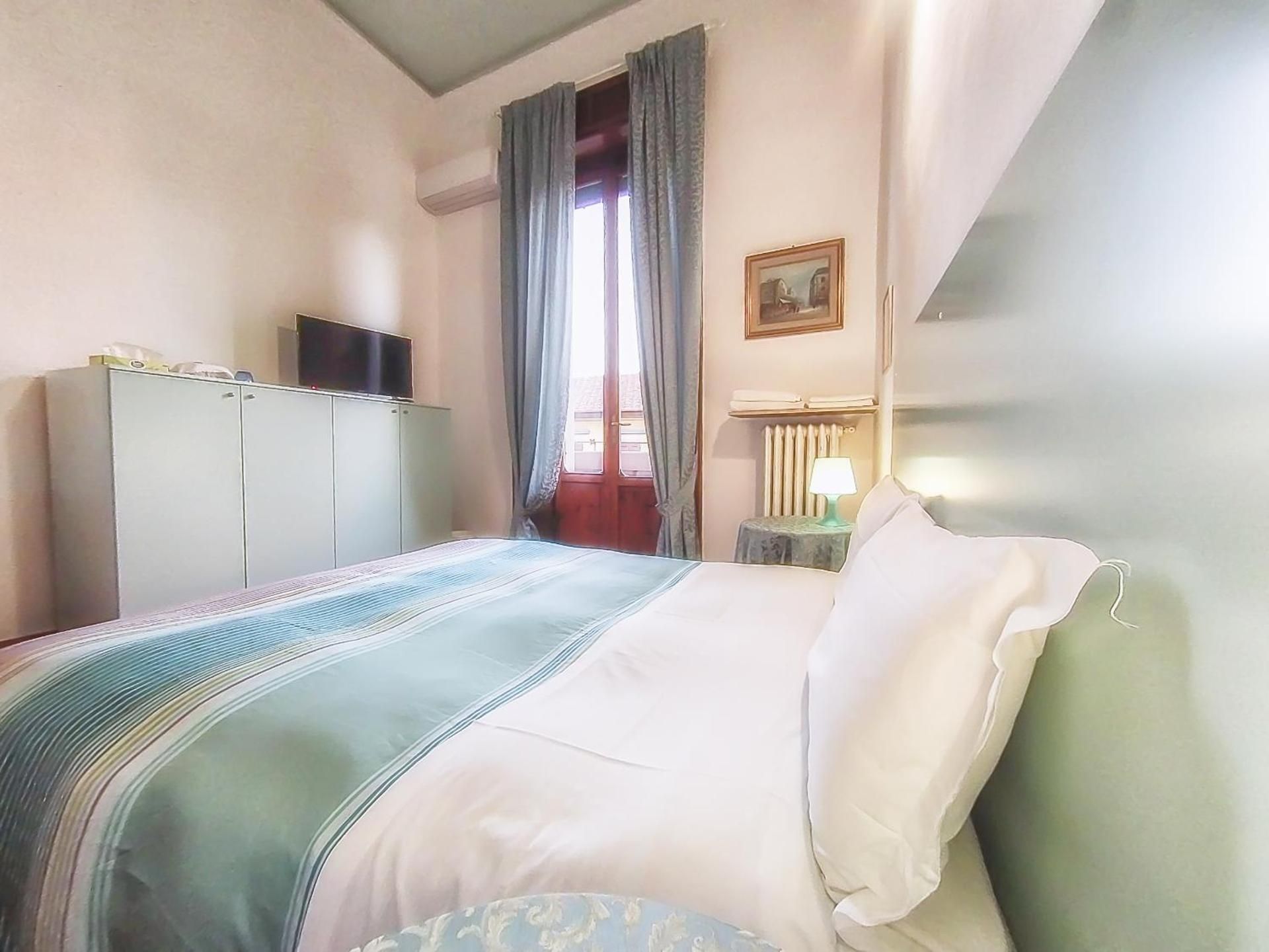 Two Separated Double Rooms with Private External Bathroom