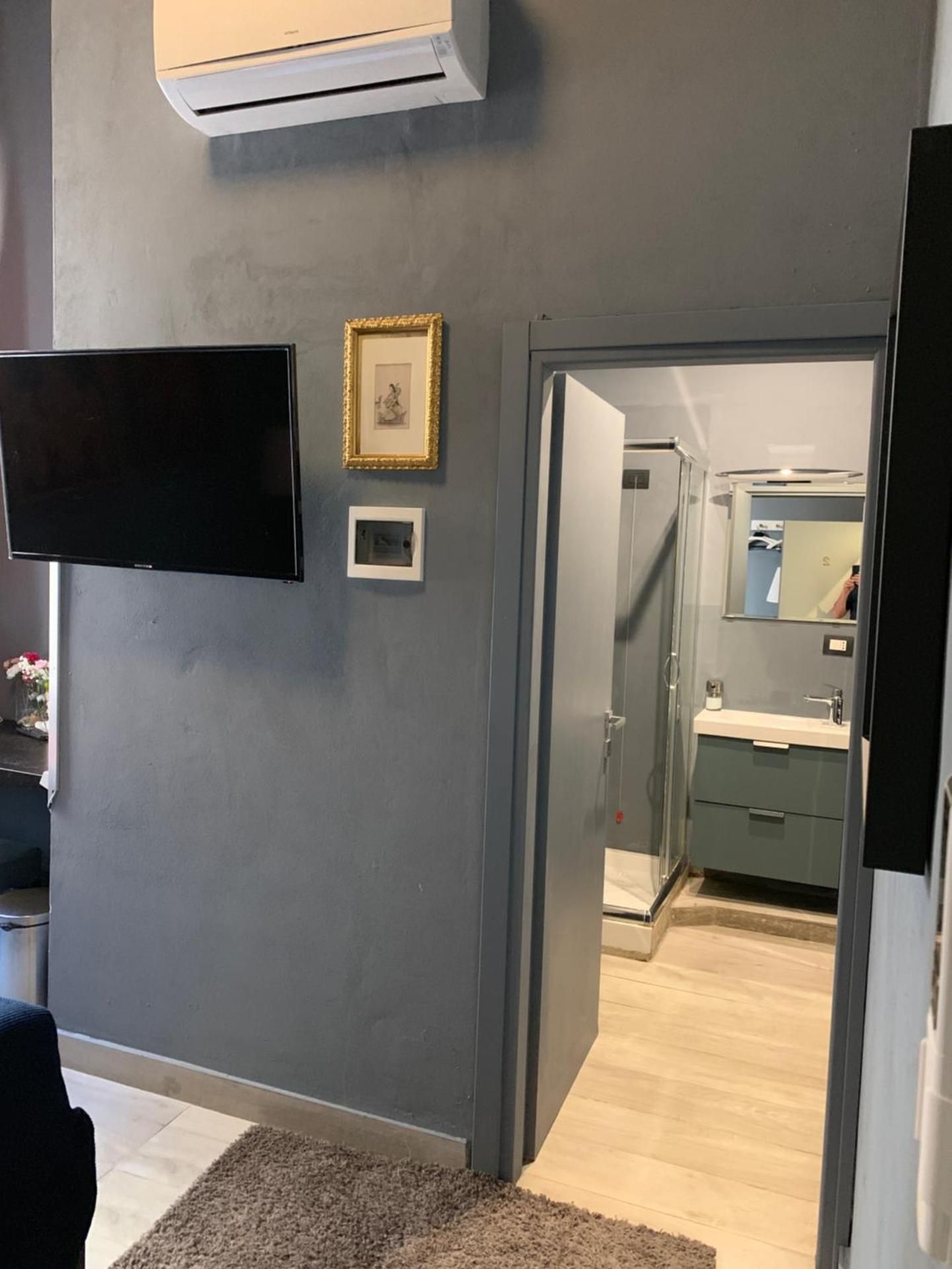 Corridoni Suites Deluxe Single Room with Balcony 3