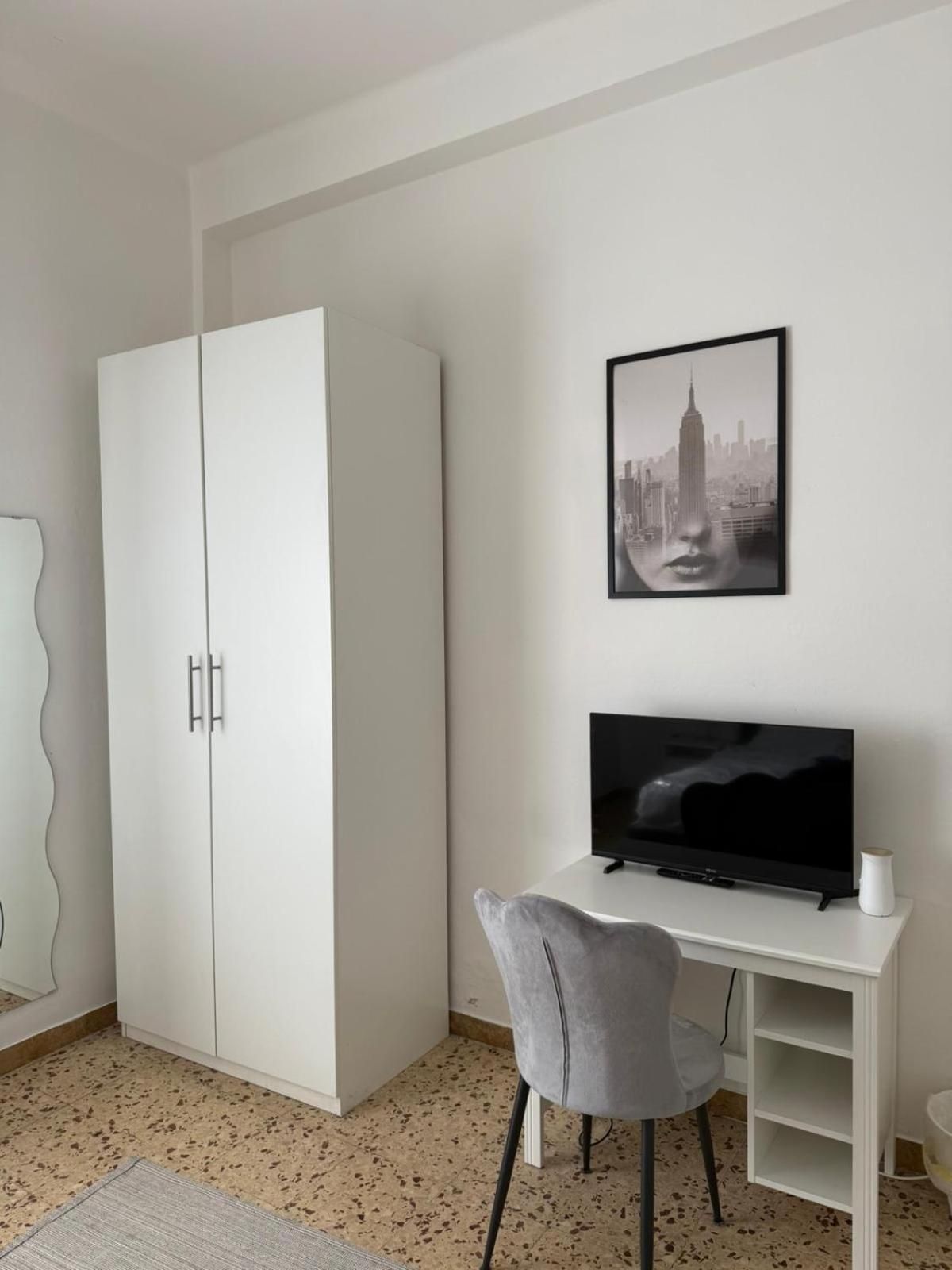 Pisa center train station Double Room 3