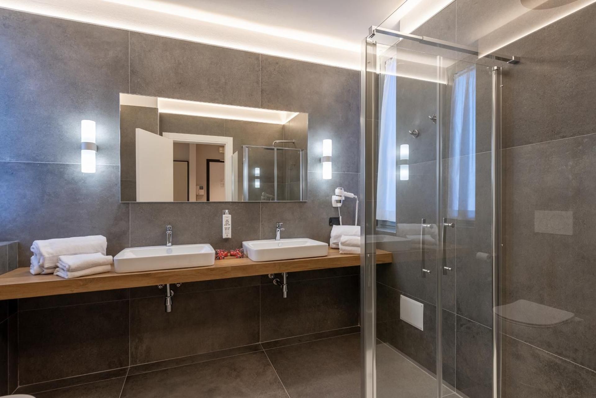 Hotel Maranello Village Deluxe Triple Room 3