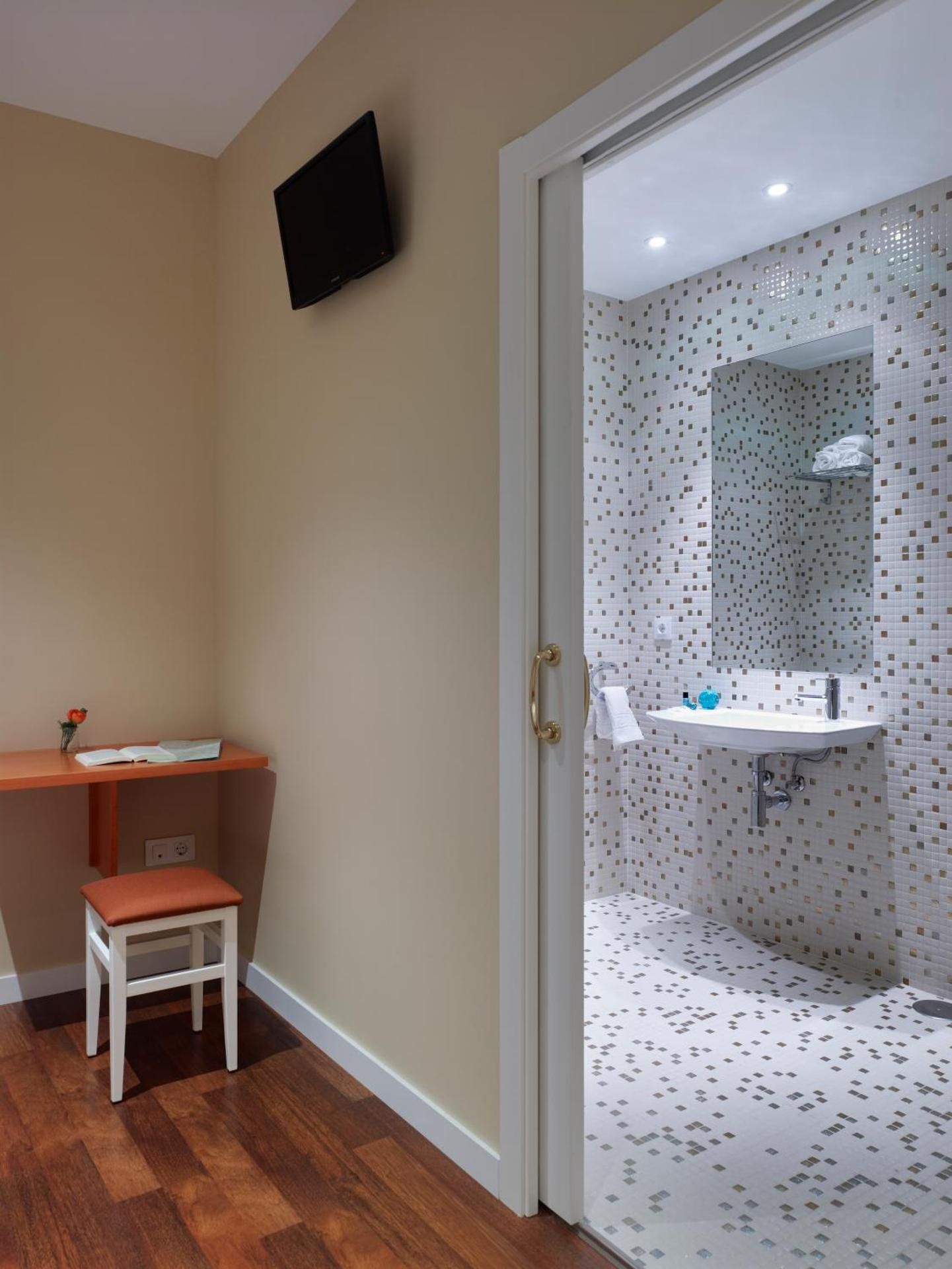 Hotel Montes Standard Twin Room 3