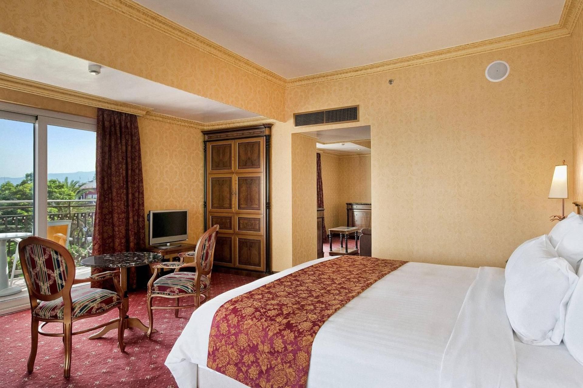 Corner, 1 Bedroom Larger Suite, 1 King, Sea view, Corner room, Balcony