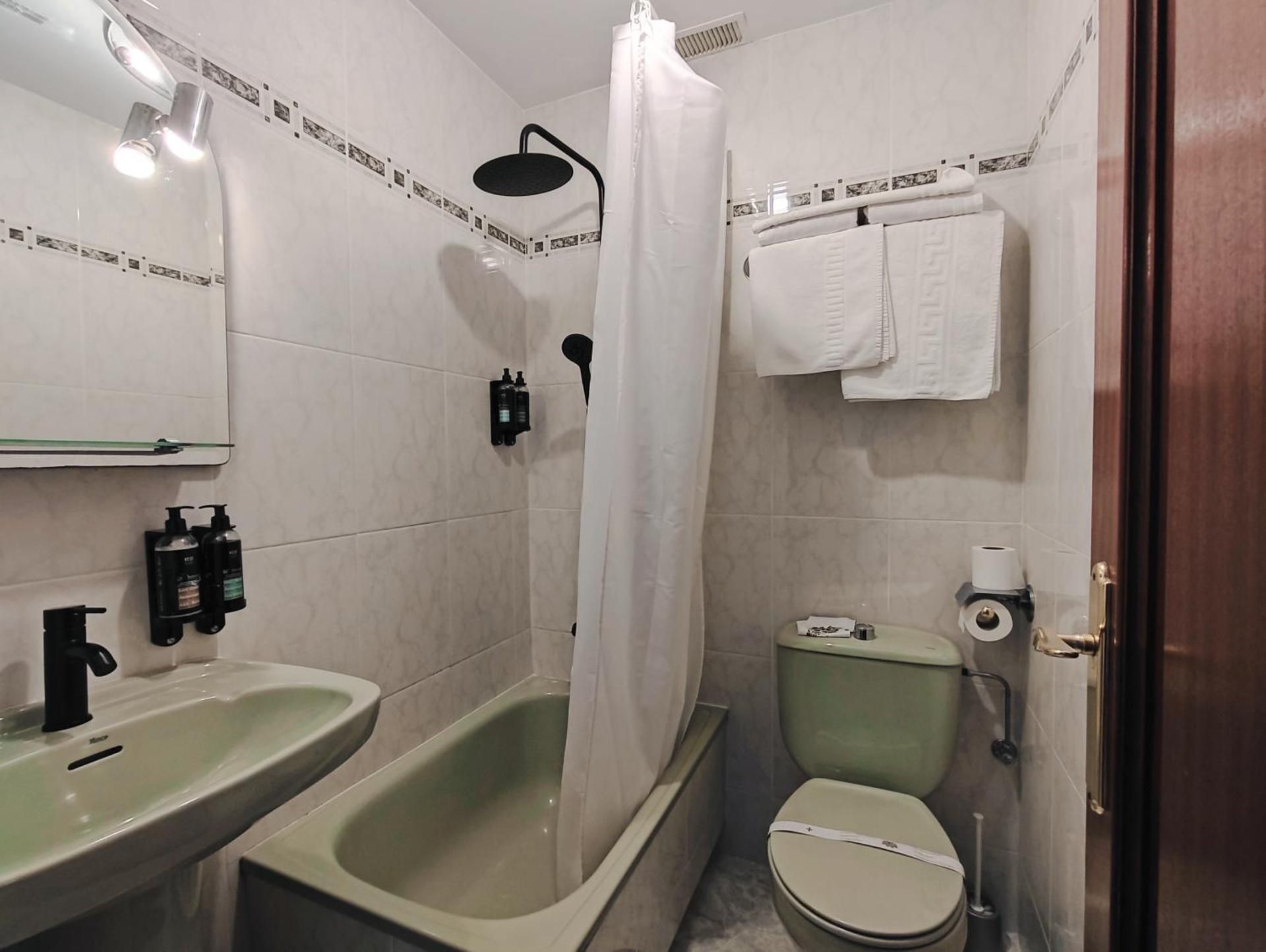 Nest El Camino Triple Room 3