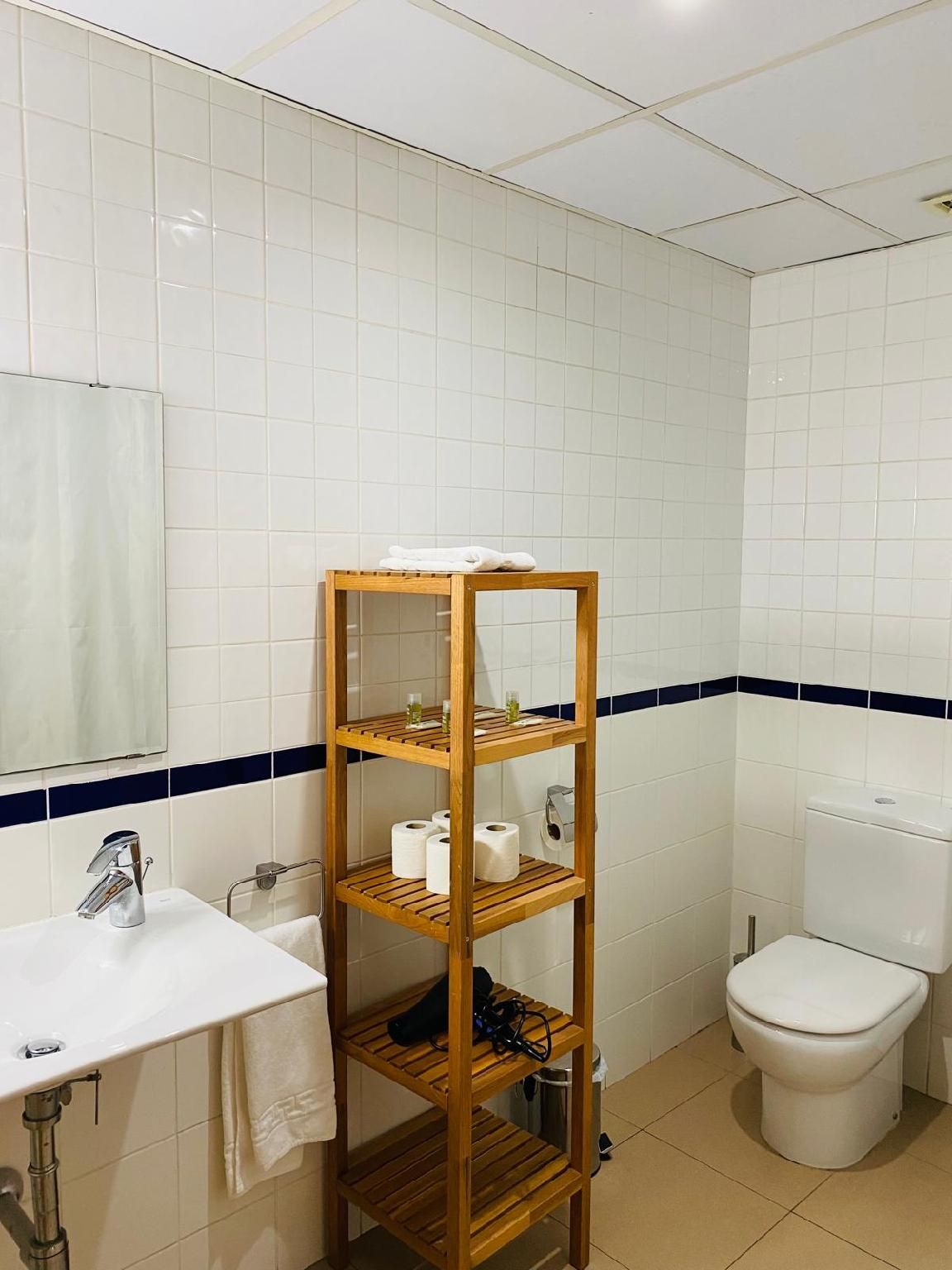 Apartamentos Zaragoza Coso 2-Bedroom Apartment for 4 Adults 3