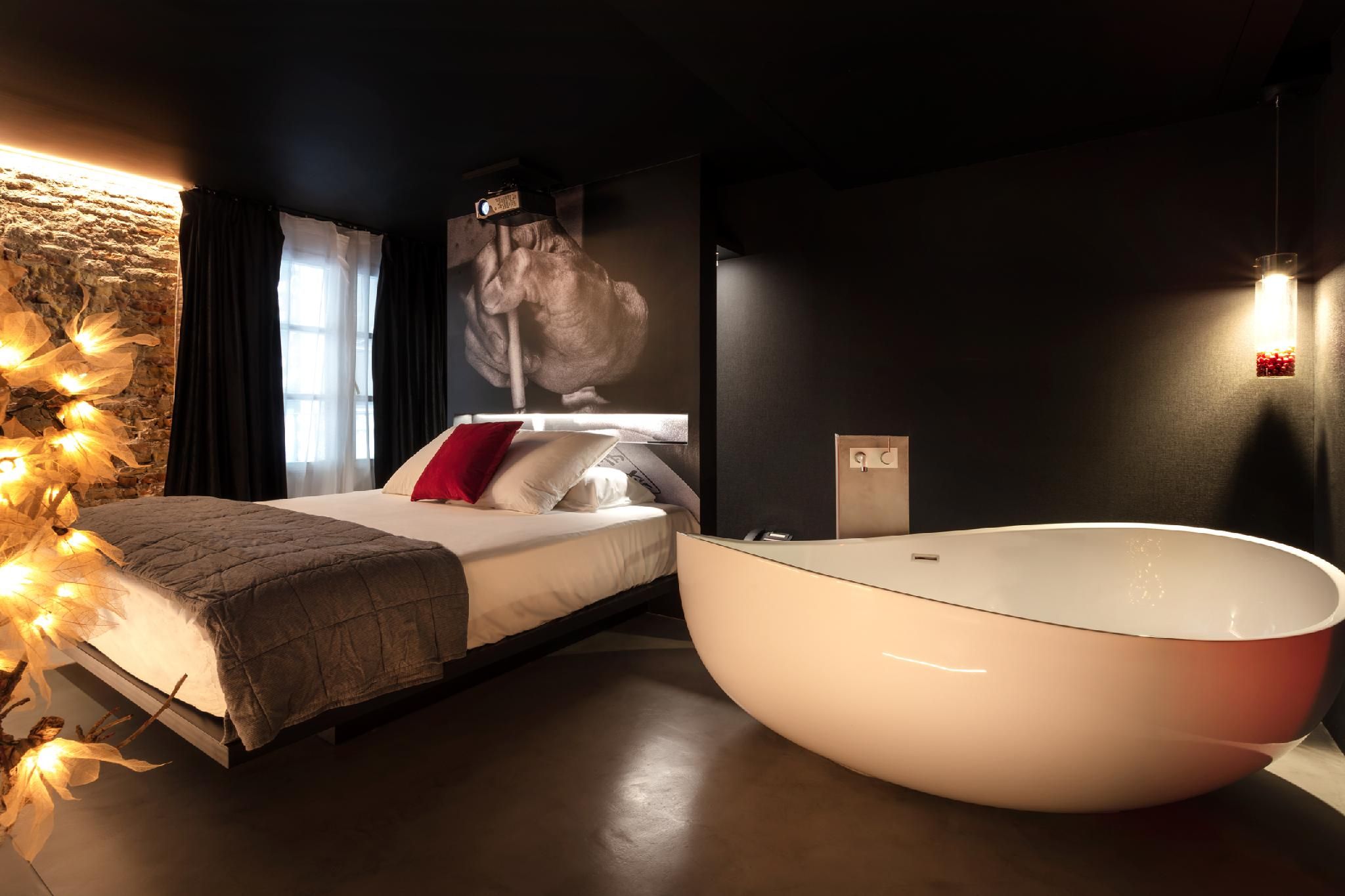 Suite-Suite-Baño con bañera-The Black Suite Room