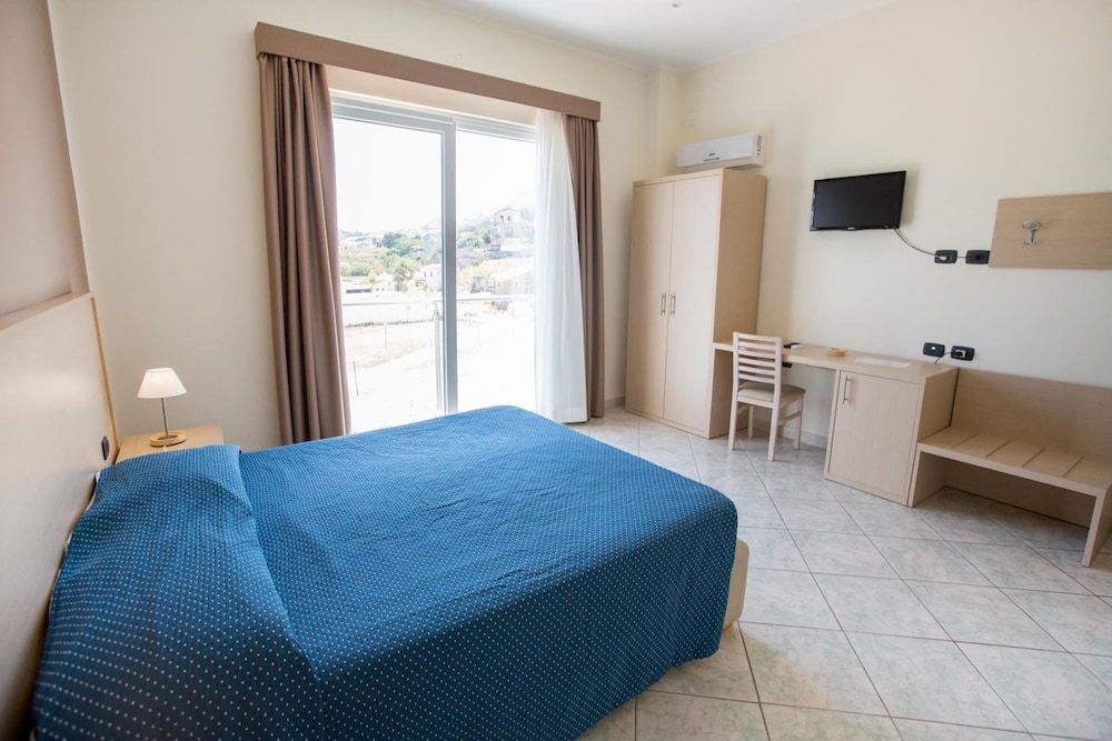 Classic Room, Partial Sea View