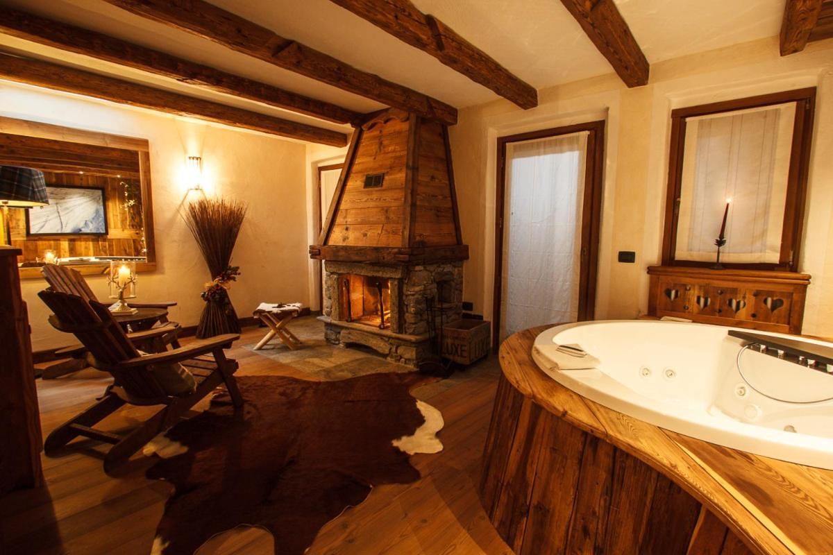 Three-Bedroom Apartment with Jacuzzi