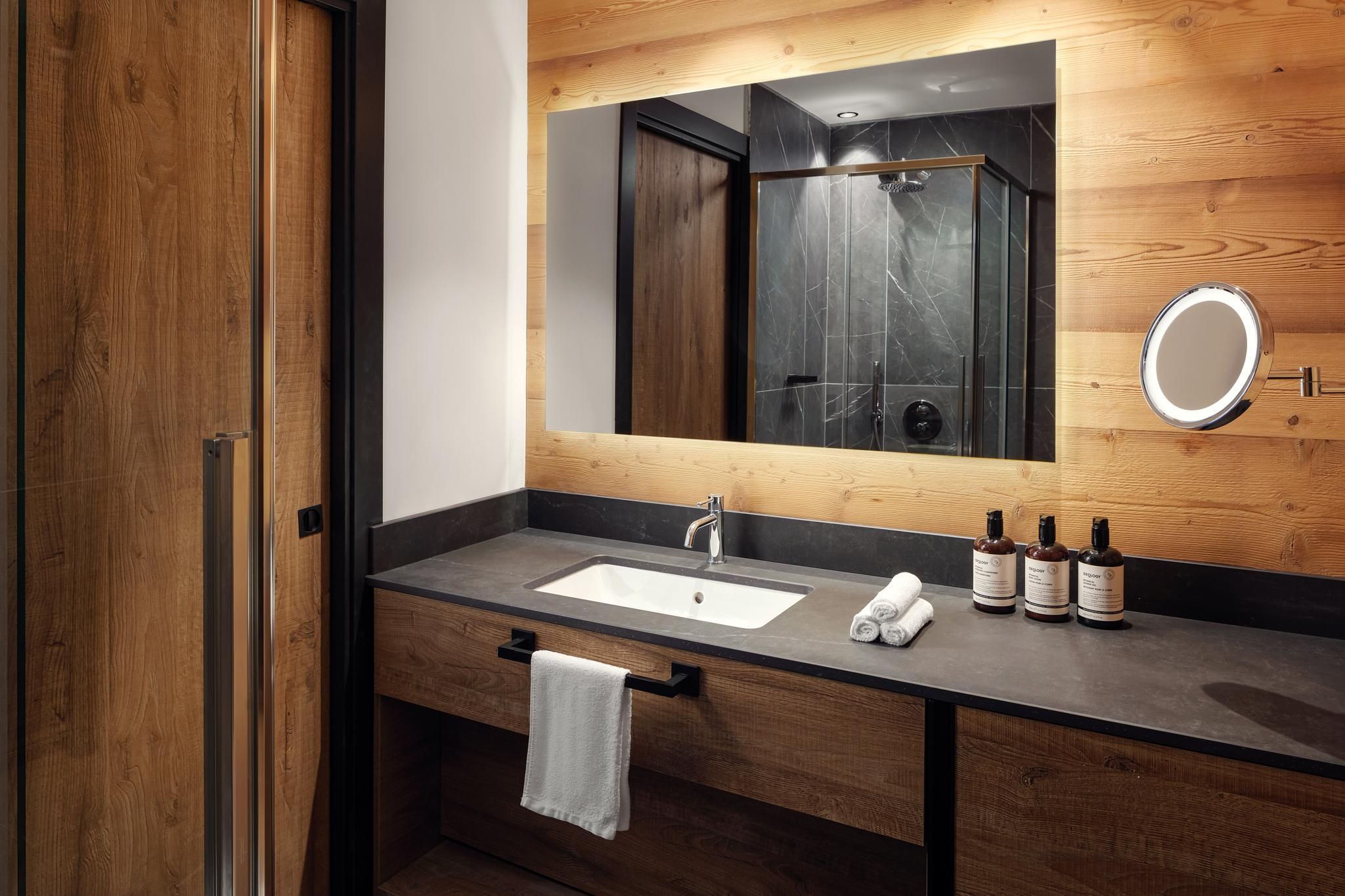 2 Bedroom Smaller Apartment, Bedroom 1: 1 Queen, Bedroom 2: 2 Twin, Sofa bed, Garden view