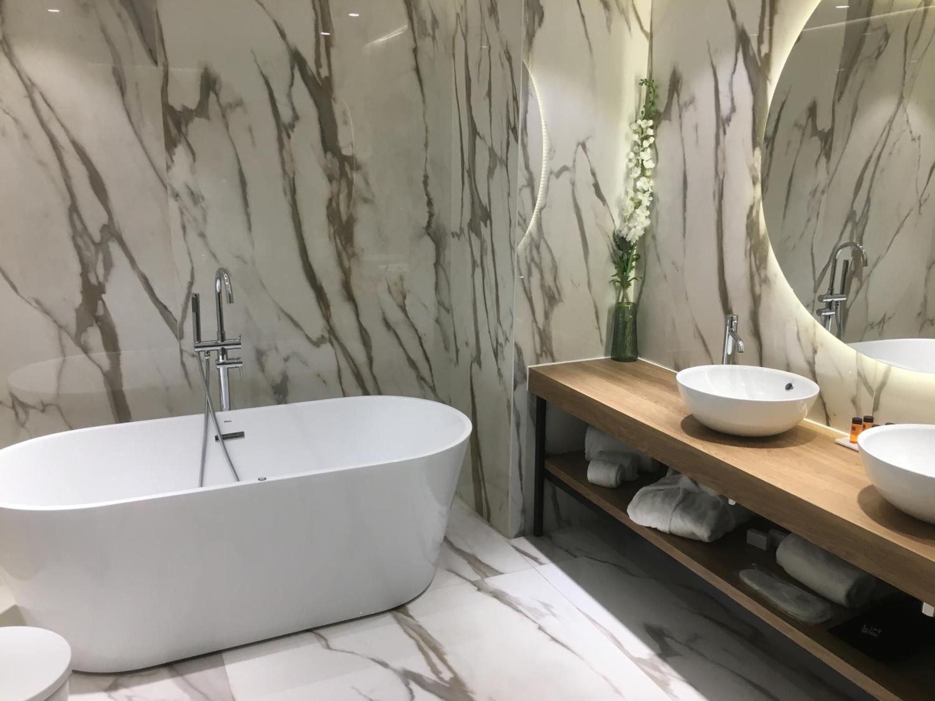 Deluxe Suite with Spa Bath