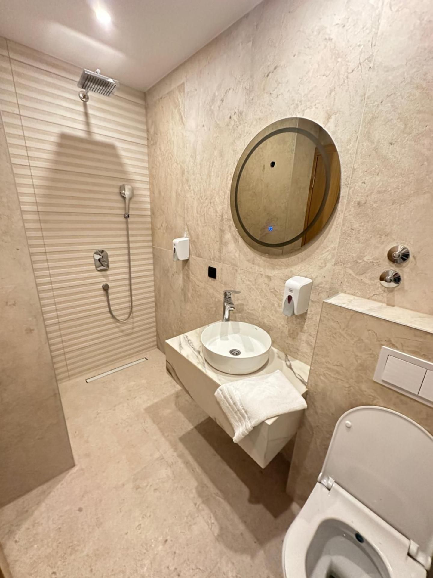 Deluxe Double Room (2 Adults + 1 Child)