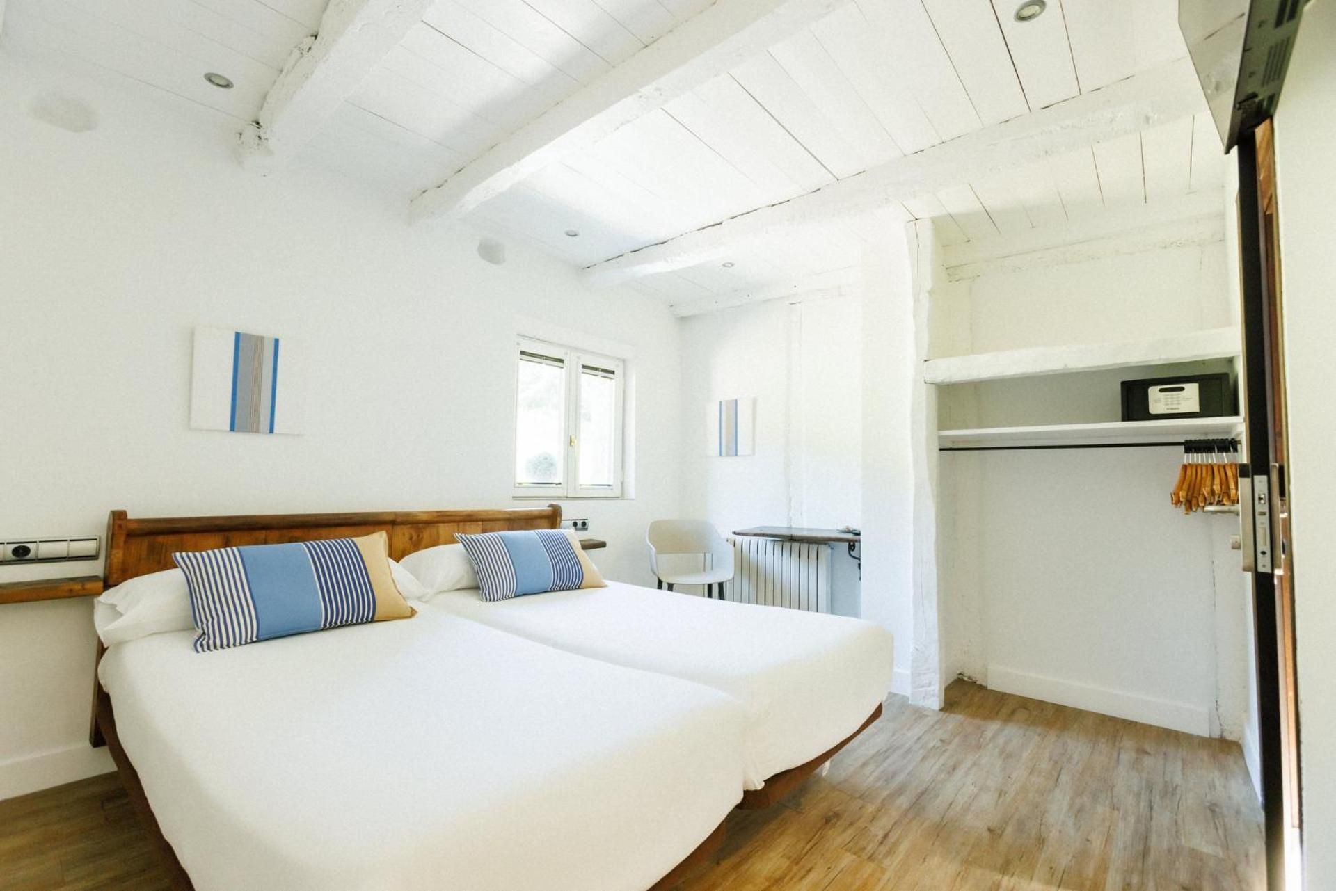 Standard Twin Room with Mountain View