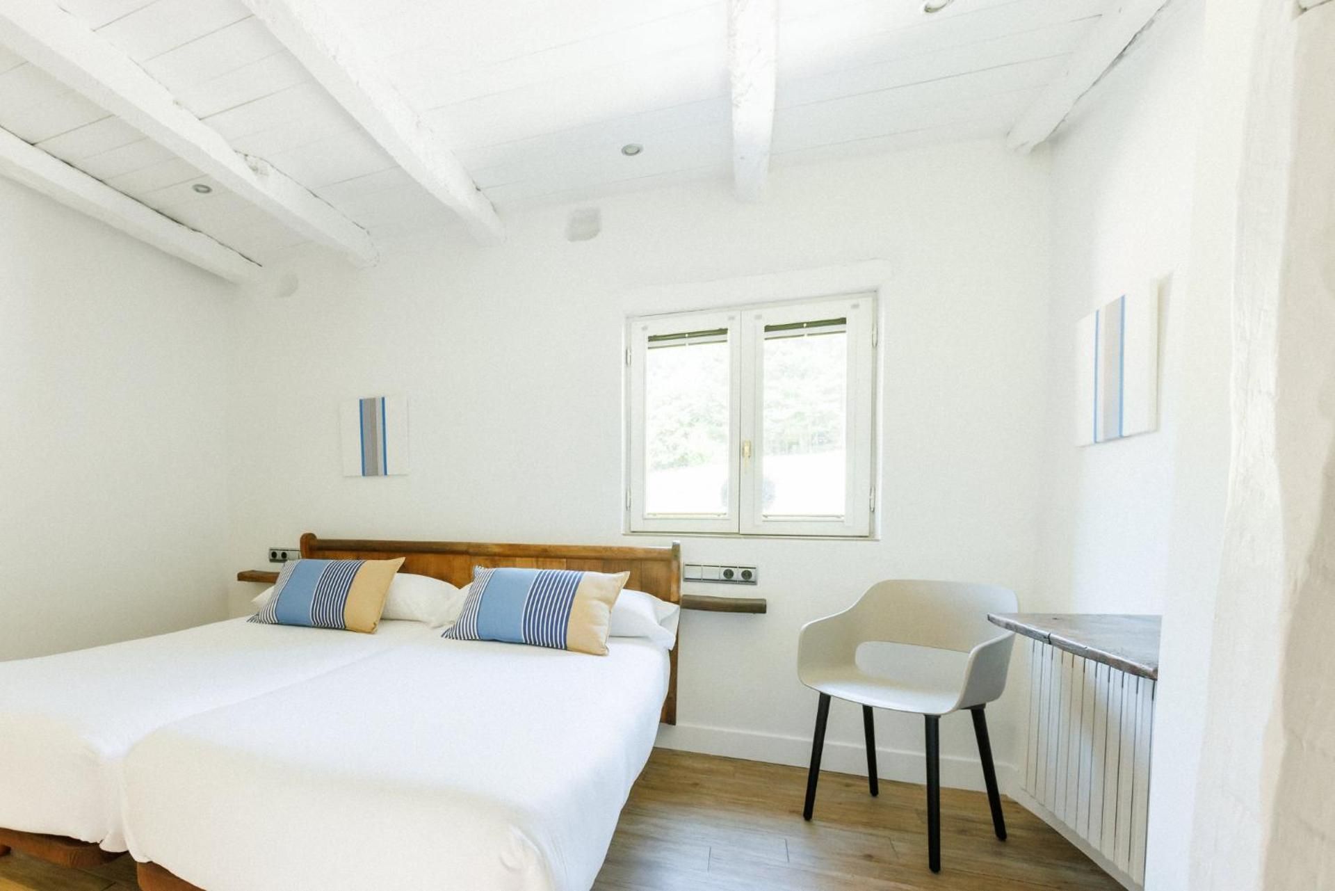 Standard Twin Room with Mountain View