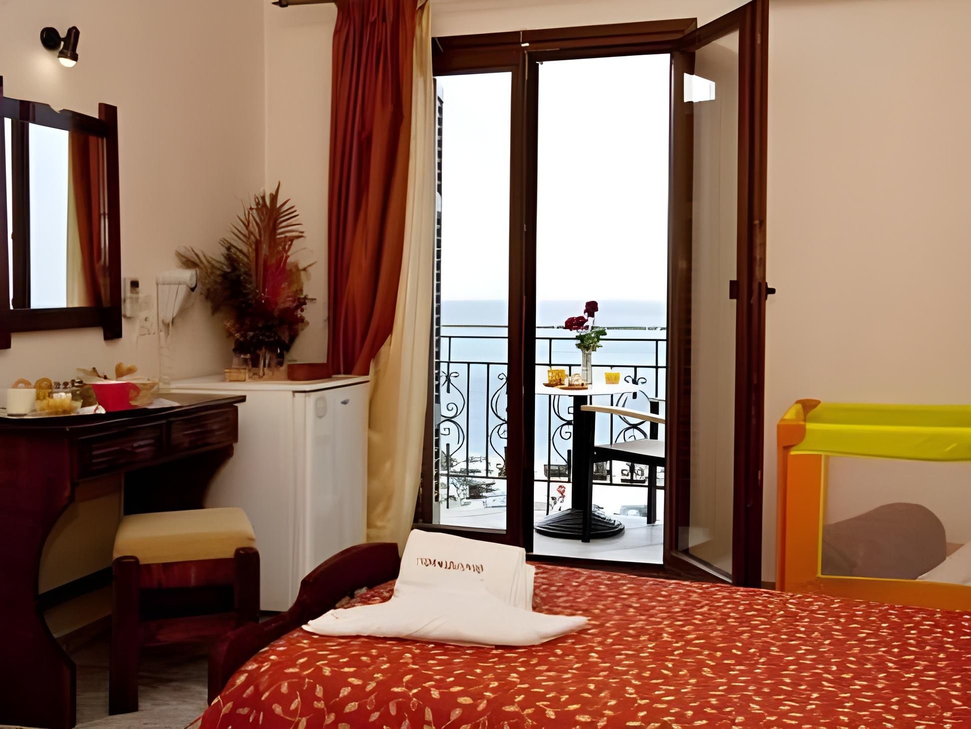 Standard Triple Room with Sea View (3 single beds)