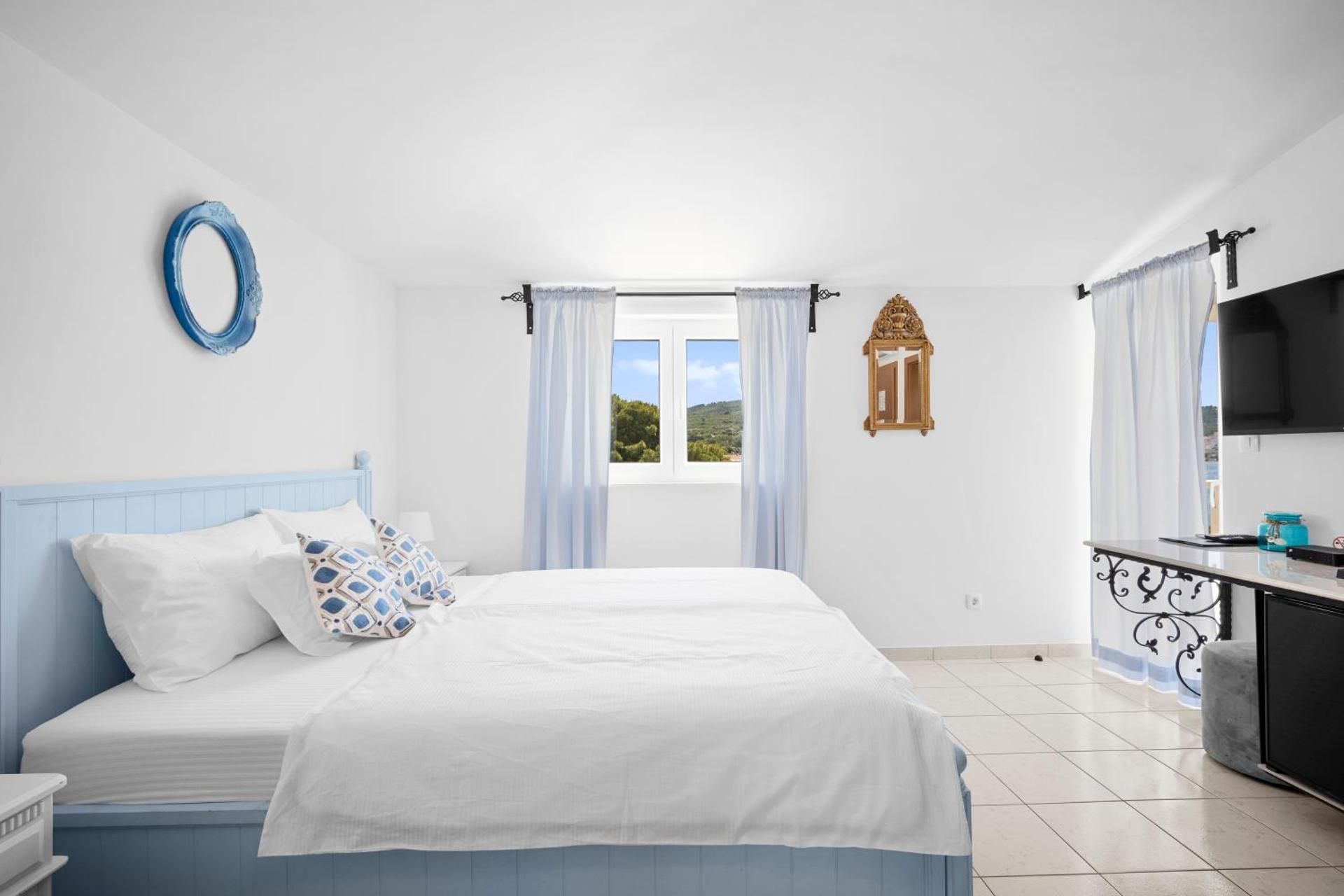 Deluxe Double Room with Side Sea View