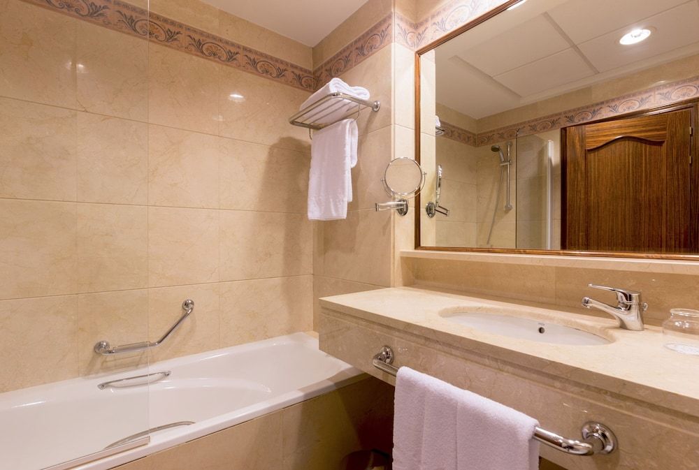 Exe Reina Isabel Double or Twin Room 8