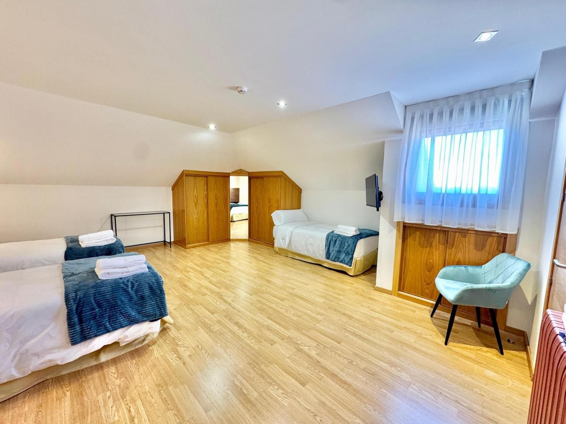 Hotel Avila Diro Triple Room with Private Bathroom 2