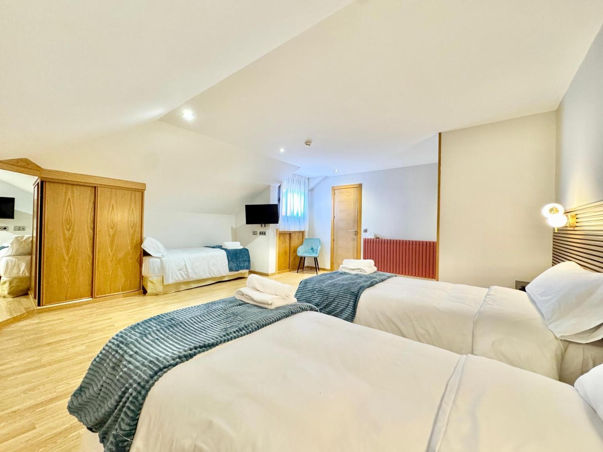 Hotel Avila Diro Triple Room with Private Bathroom