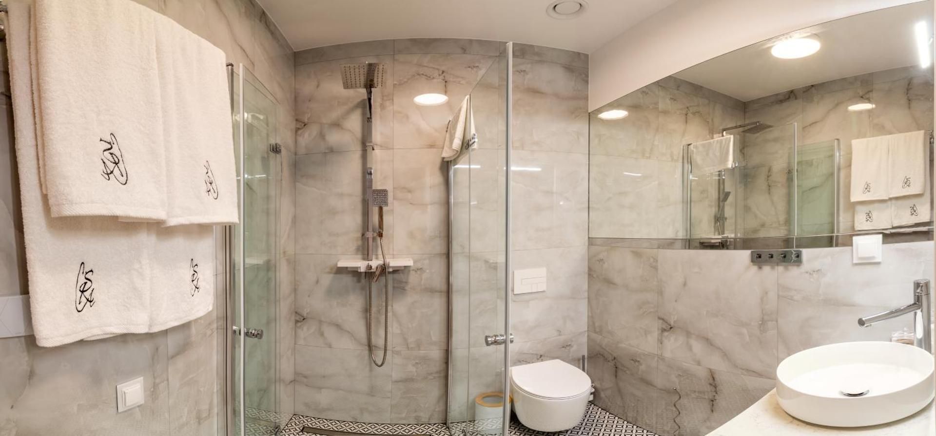 Deluxe Suite with Spa Bath