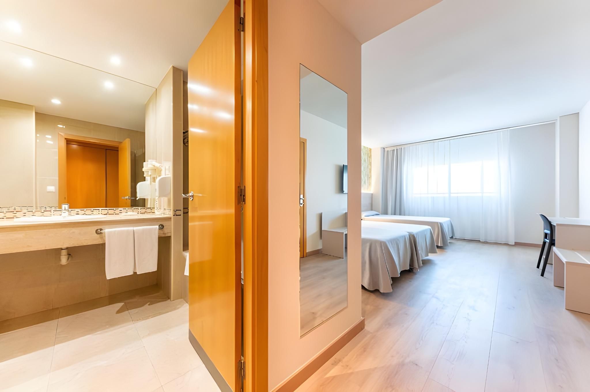 Triple Room with Terrace (2 Adults)