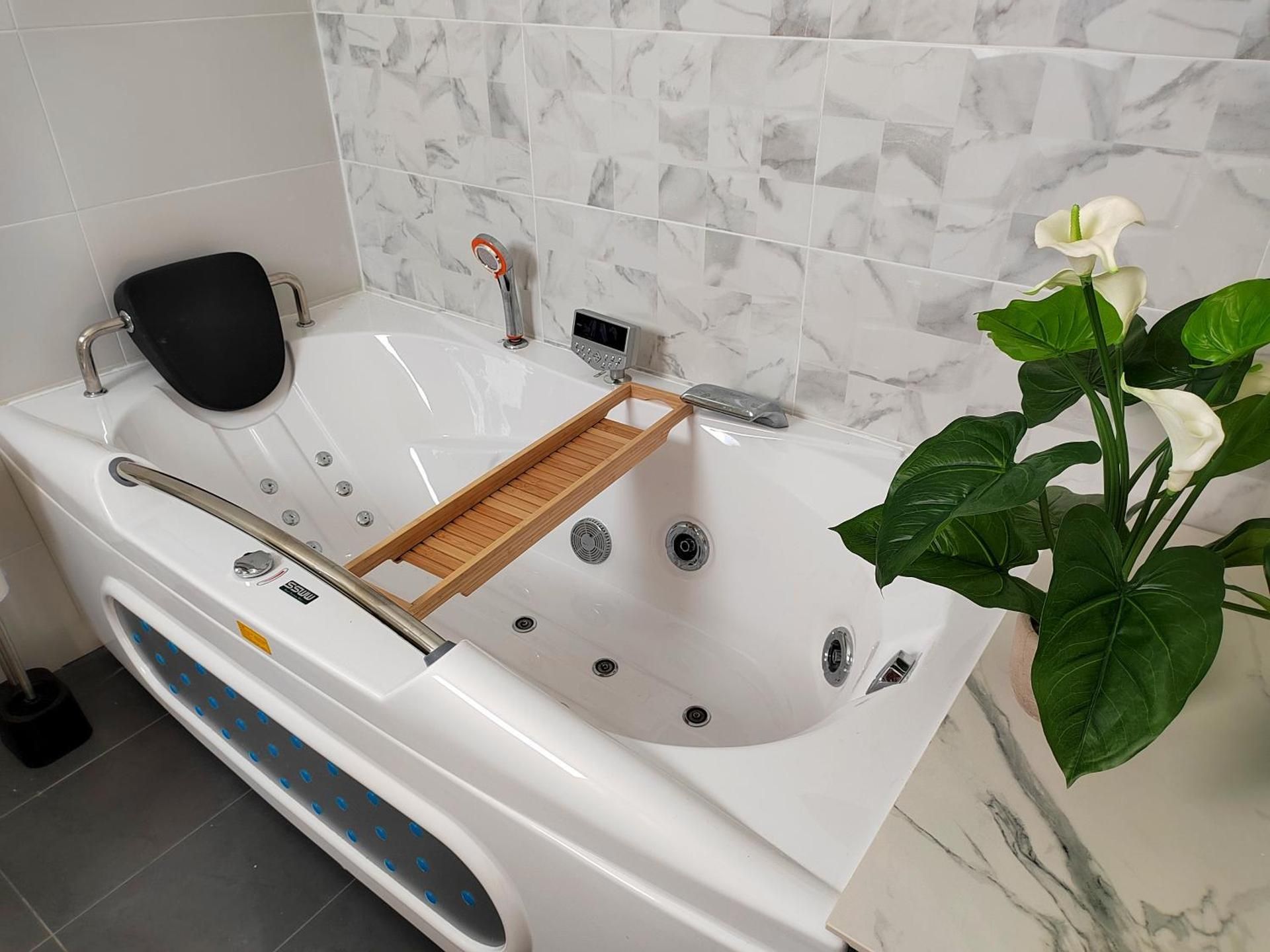 Studio with Spa Bath