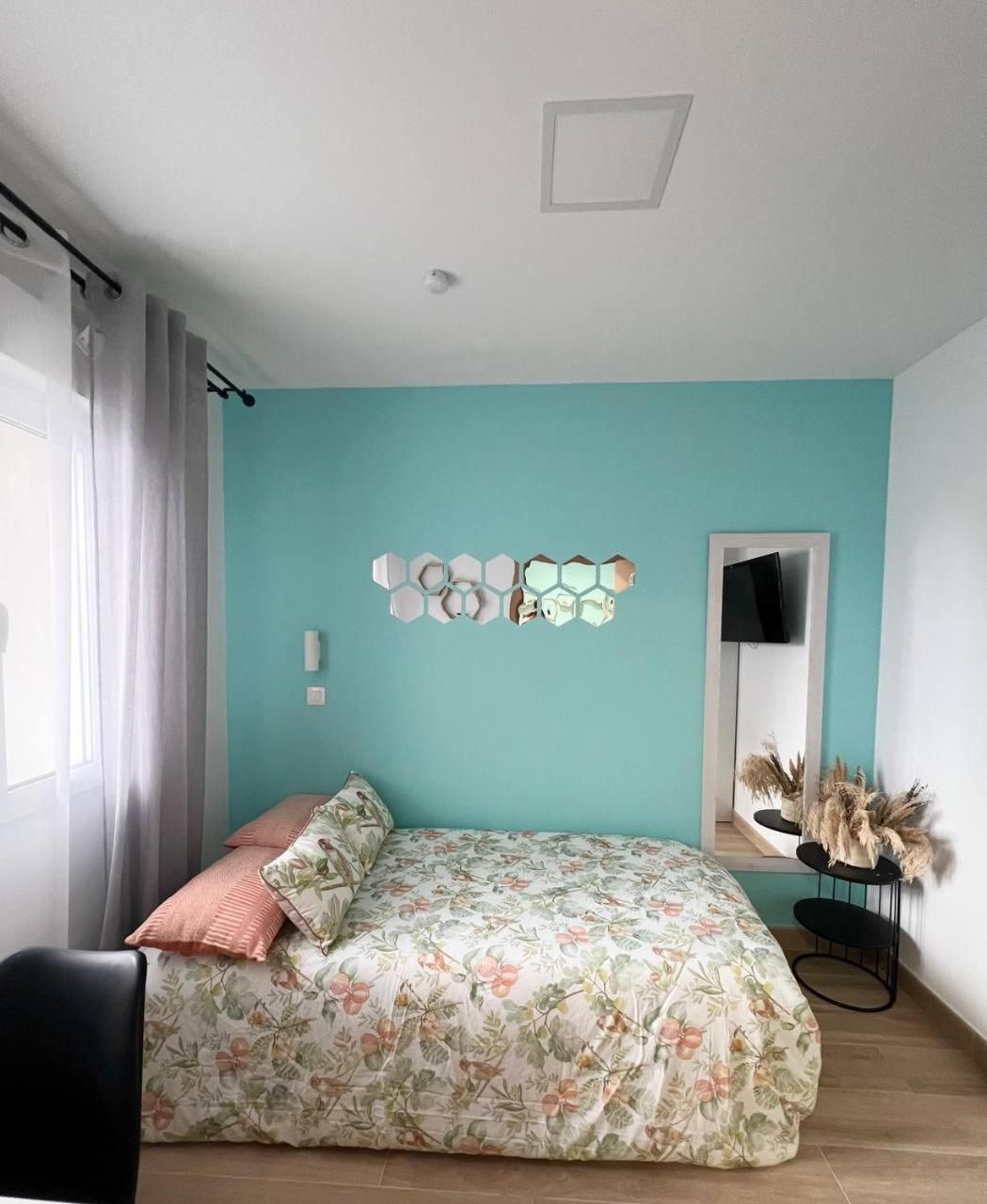 Single Room with Shared Bathroom