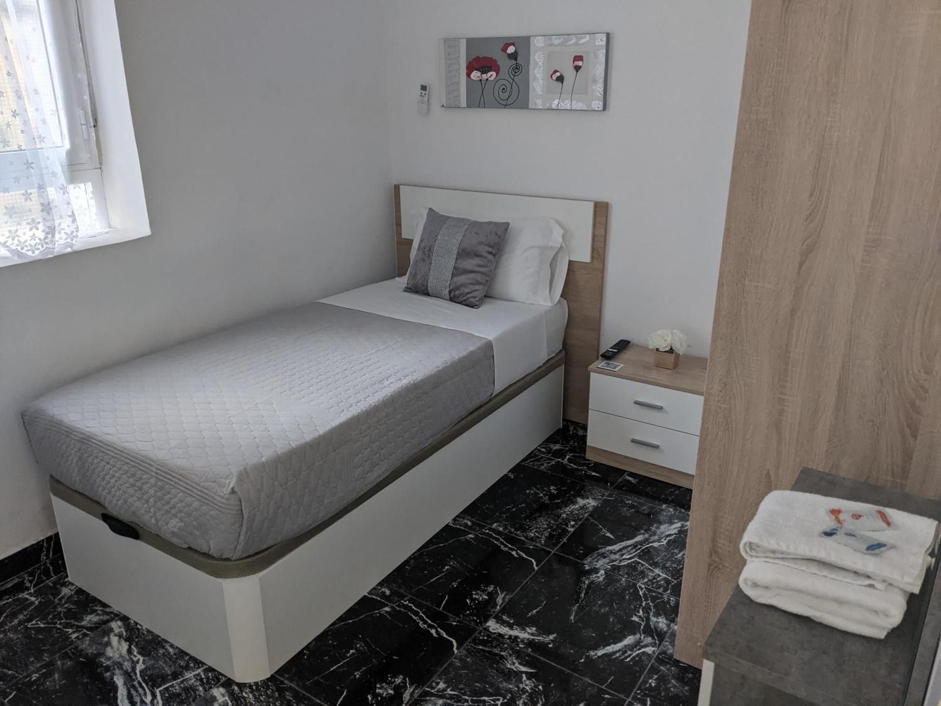 Single Room with Shared Bathroom