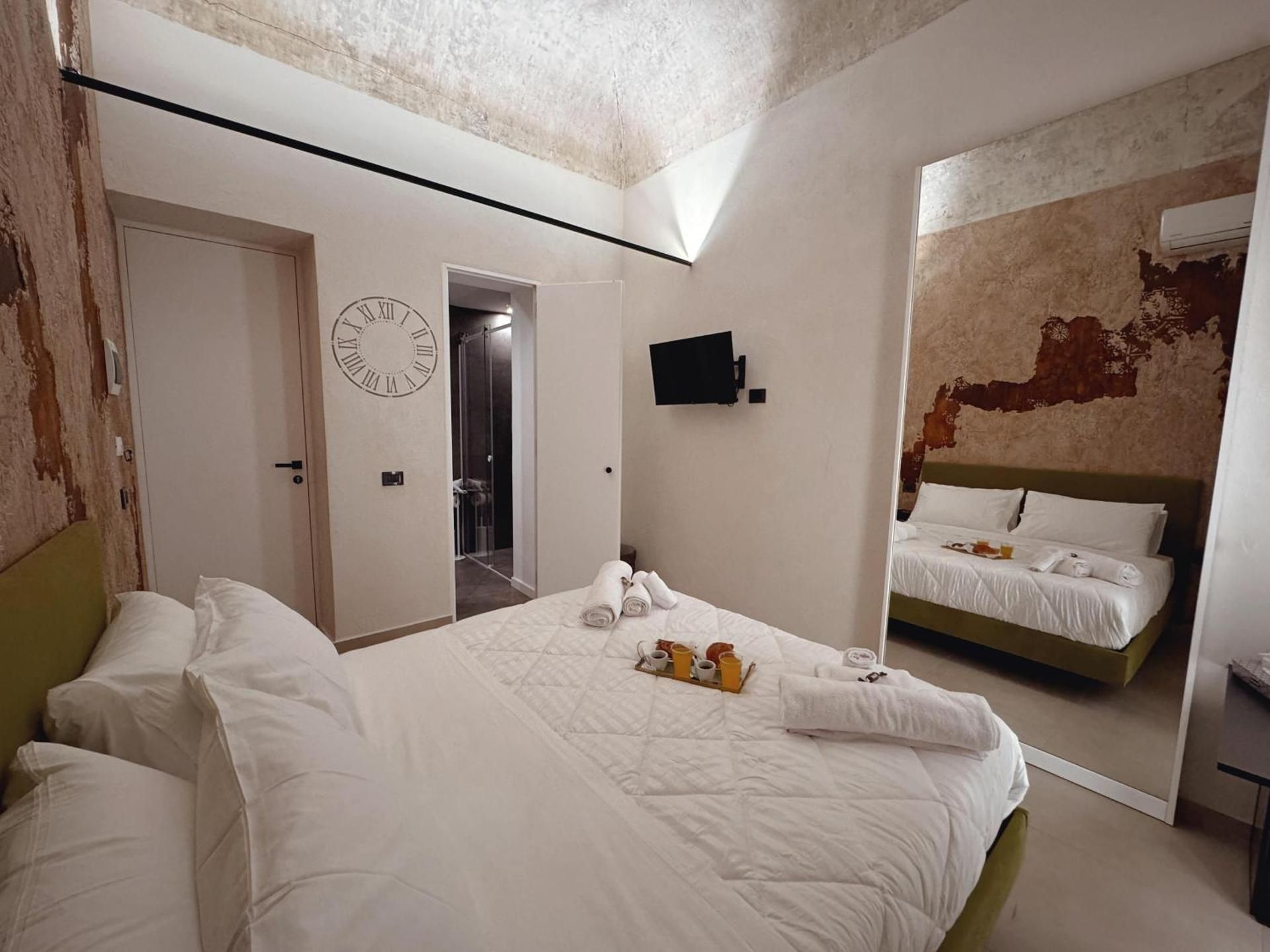 Corona Suite & Rooms