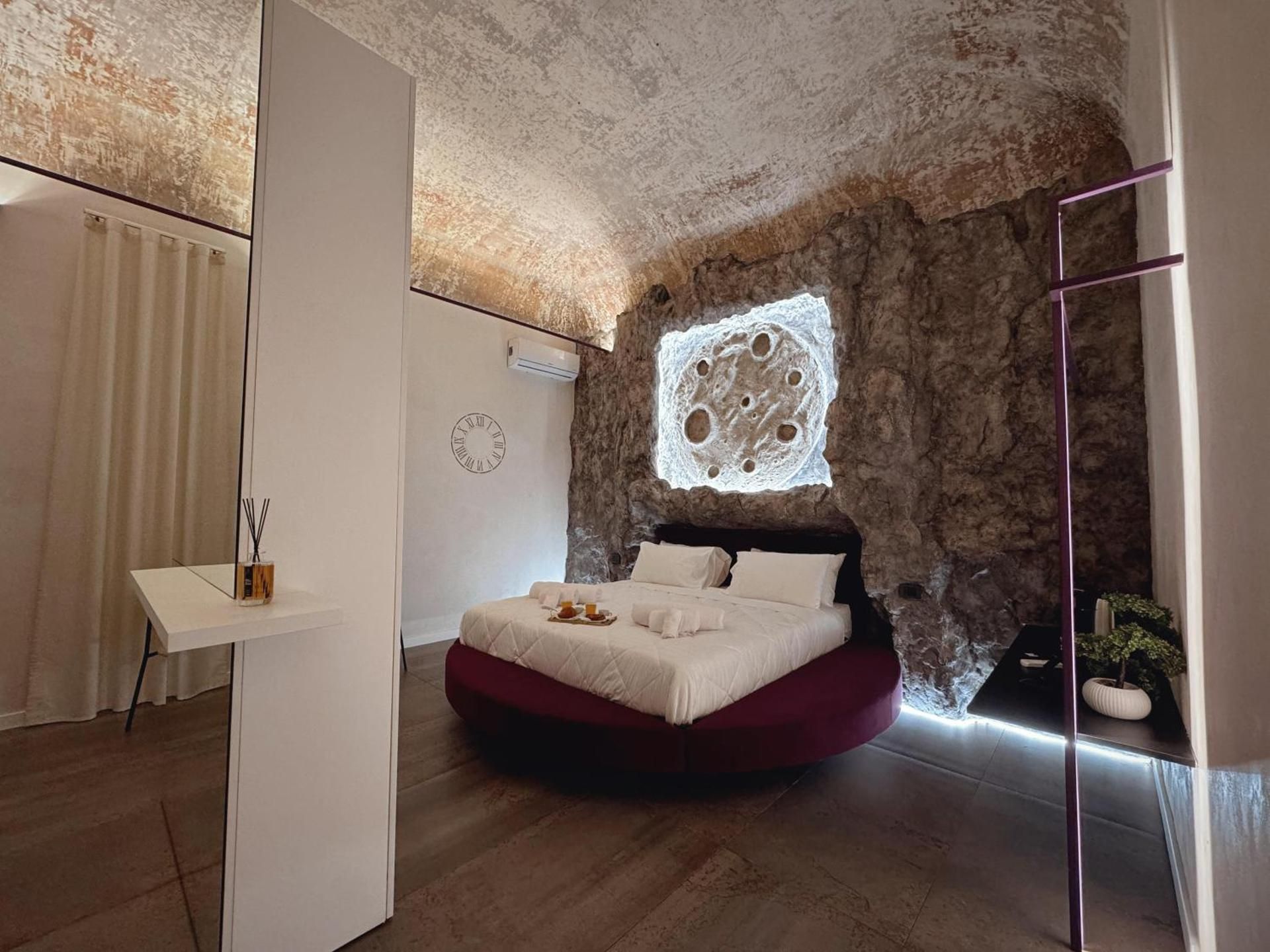 Corona Suite & Rooms