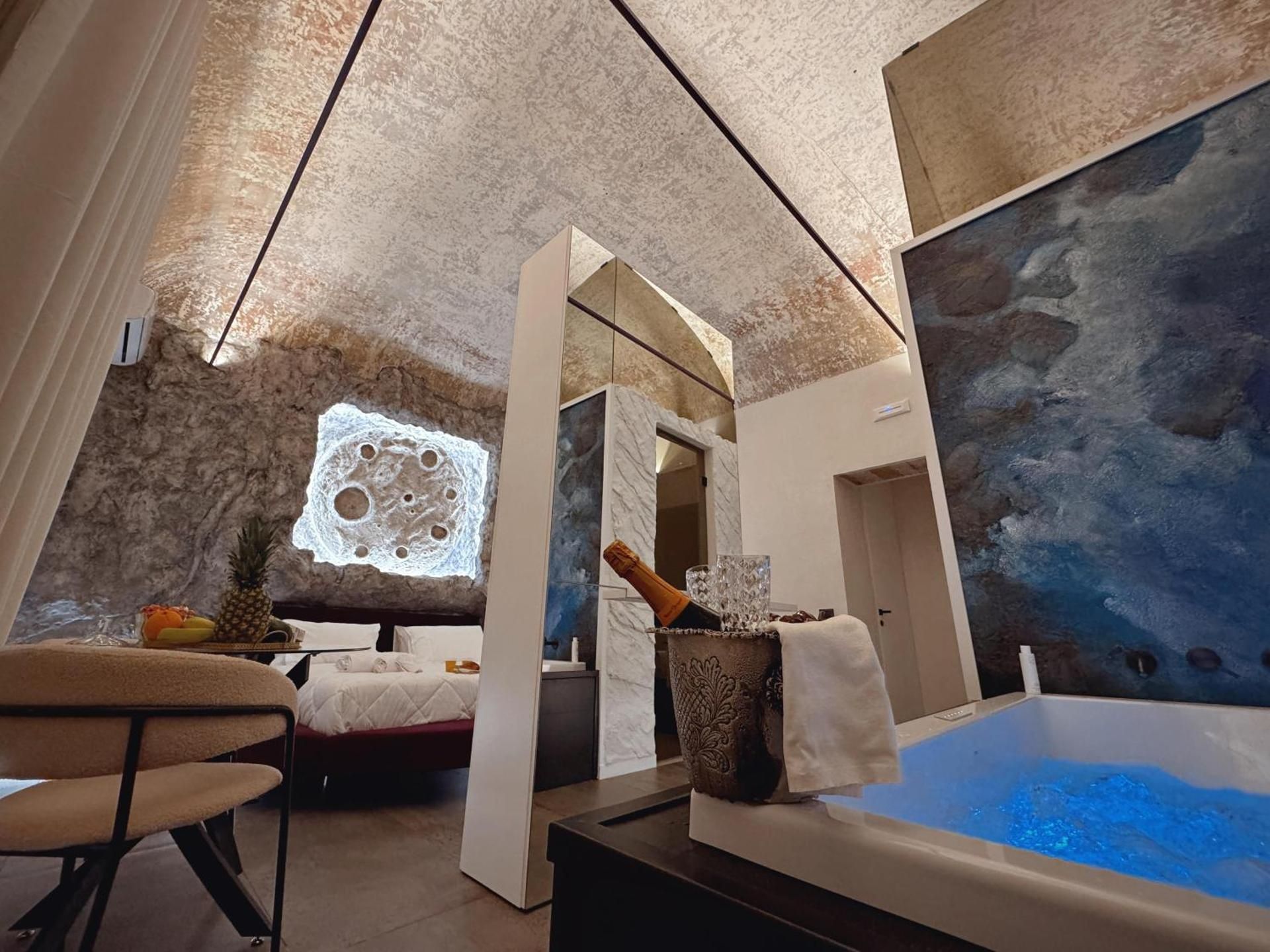 Corona Suite & Rooms