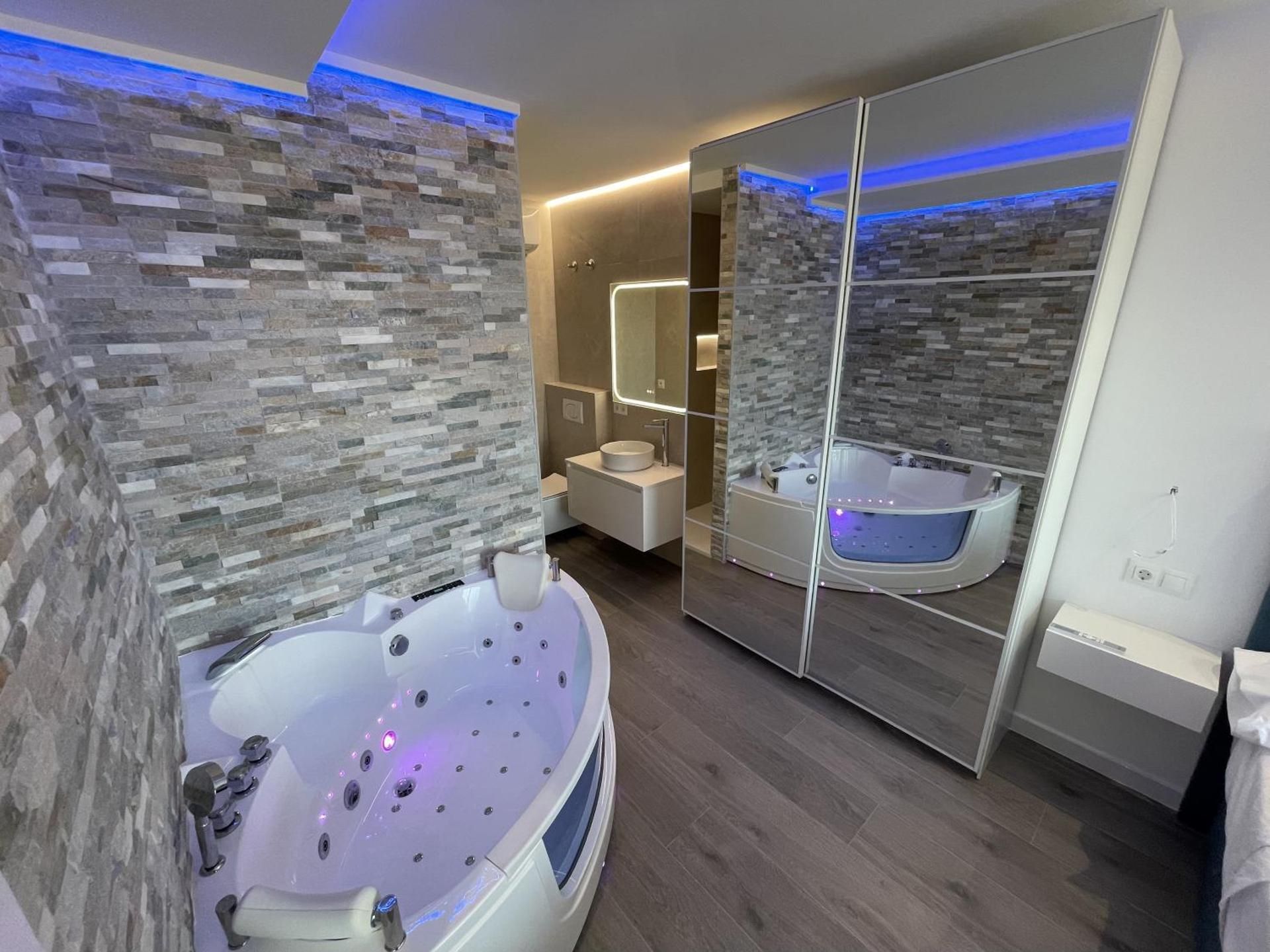 Deluxe One-Bedroom Apartment with Ocean View