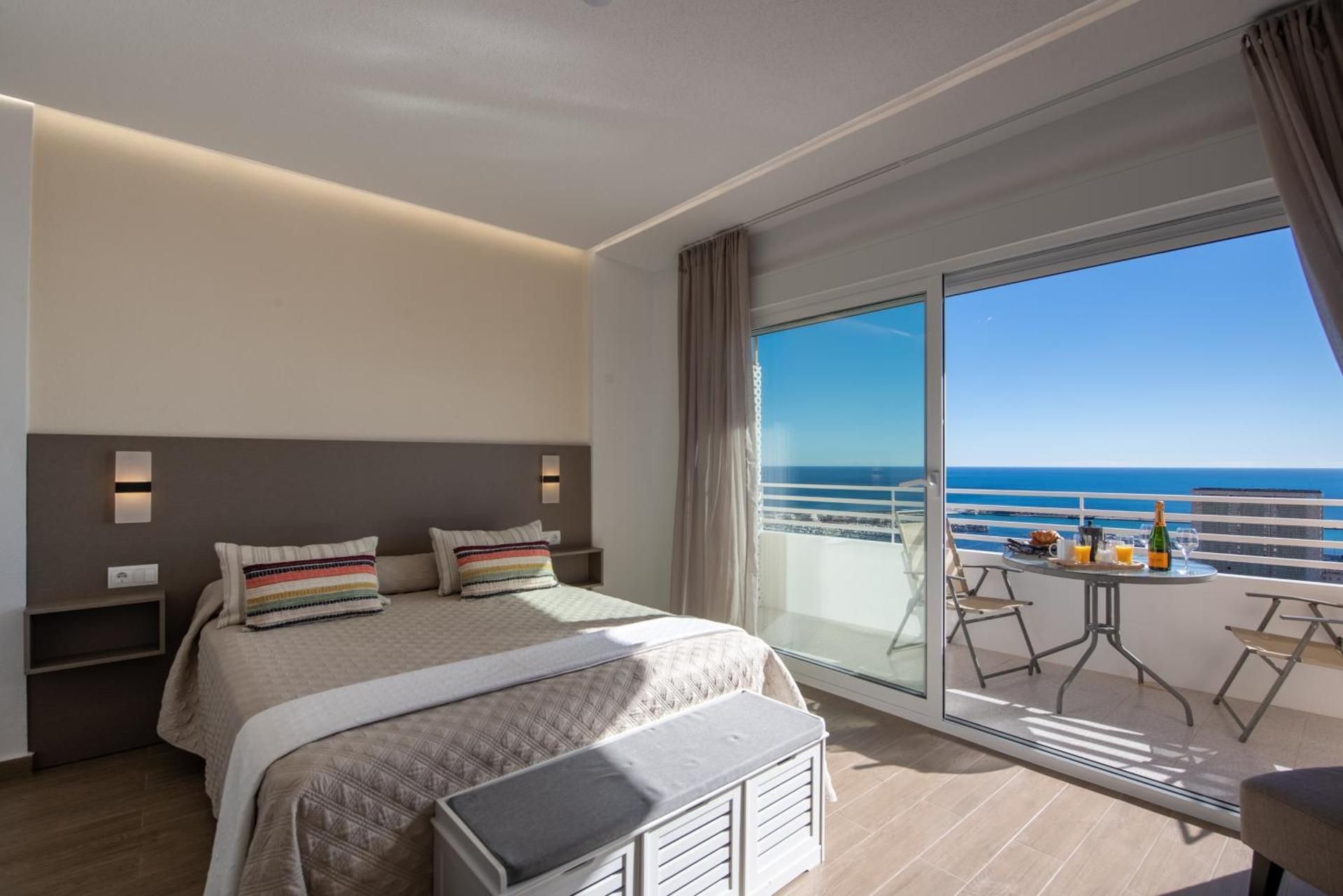 Superior One-Bedroom Apartment (25th floor with Sea View)