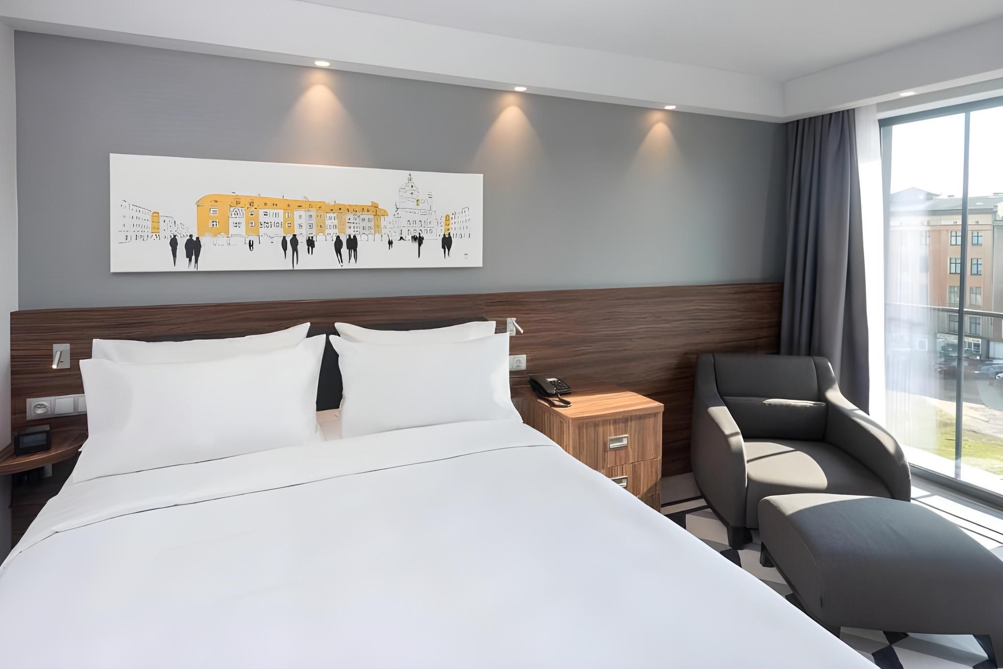 Hampton by Hilton Poznan Old Town Queen Room 2