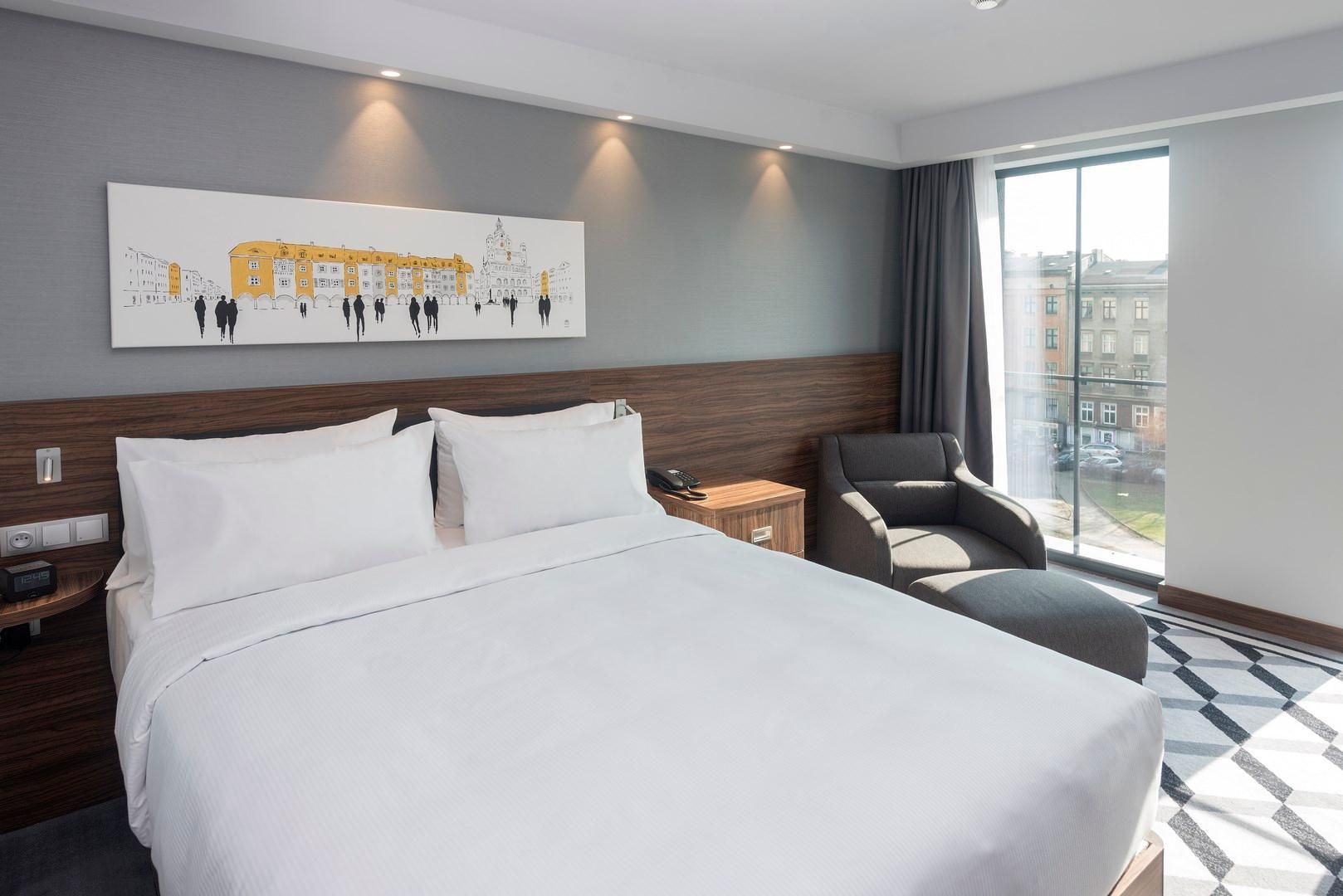Queen Room with City View