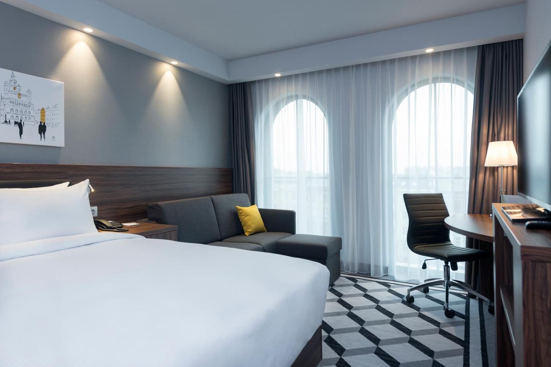 Hampton by Hilton Poznan Old Town Connecting Family Room with City View