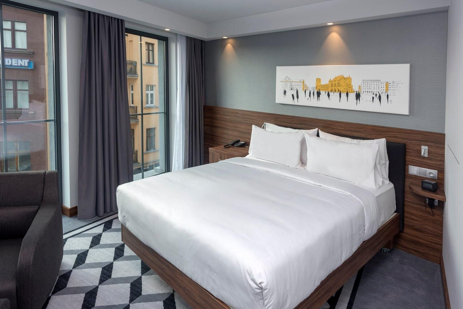 Queen Accessible Room With City View