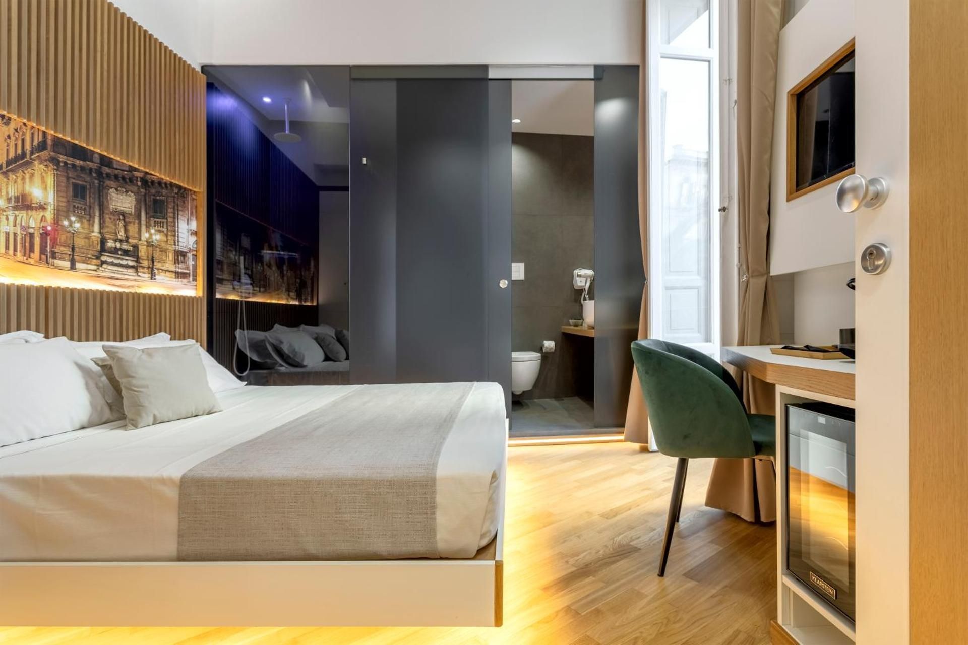 Deluxe Queen Room